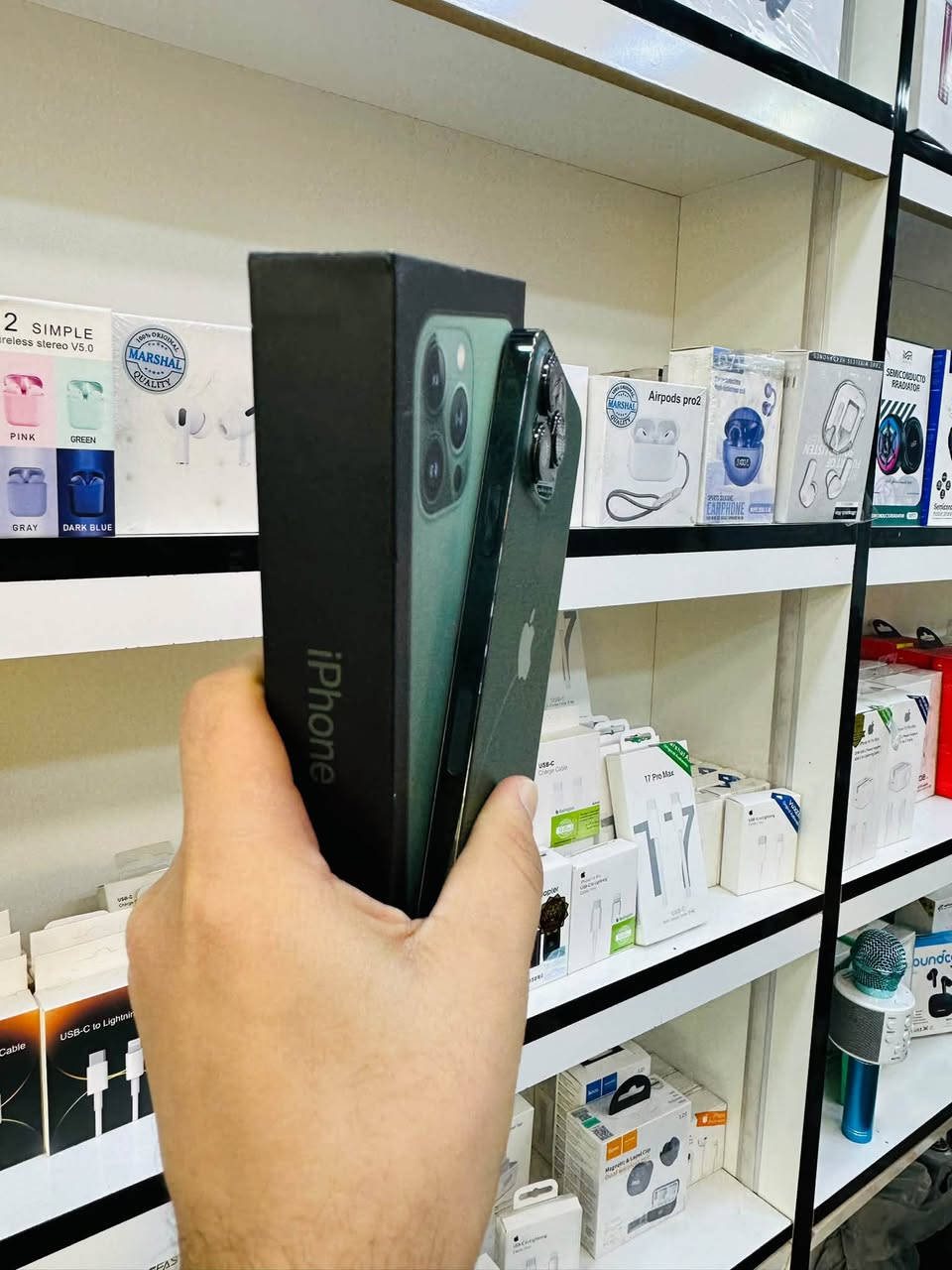 السلام عليكم 🫡
للبيع iPhone 13 pro max 
ذاكرا ٢٥٦ 
بطاريه 82% بلاد 
نموذج M 
نضافه 90% لون زيتوني 
الجهاز كفله وتر بروف لا مفتوح ولا مصلح وكله شغال مابيه اي خلل فقط الظهر بيه فطر ناعم مثل مموضح ب الصور الباقي كفاله الجهاز السعر قفل ٦٣٠ الف مكاني بغداد مدينه الصدر رقمي ***********
