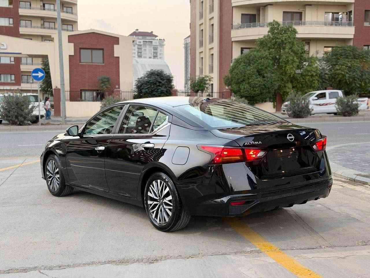 نيسان ألتيما • ٢٠٢٥ • ٣٠٠٠٠ مايل