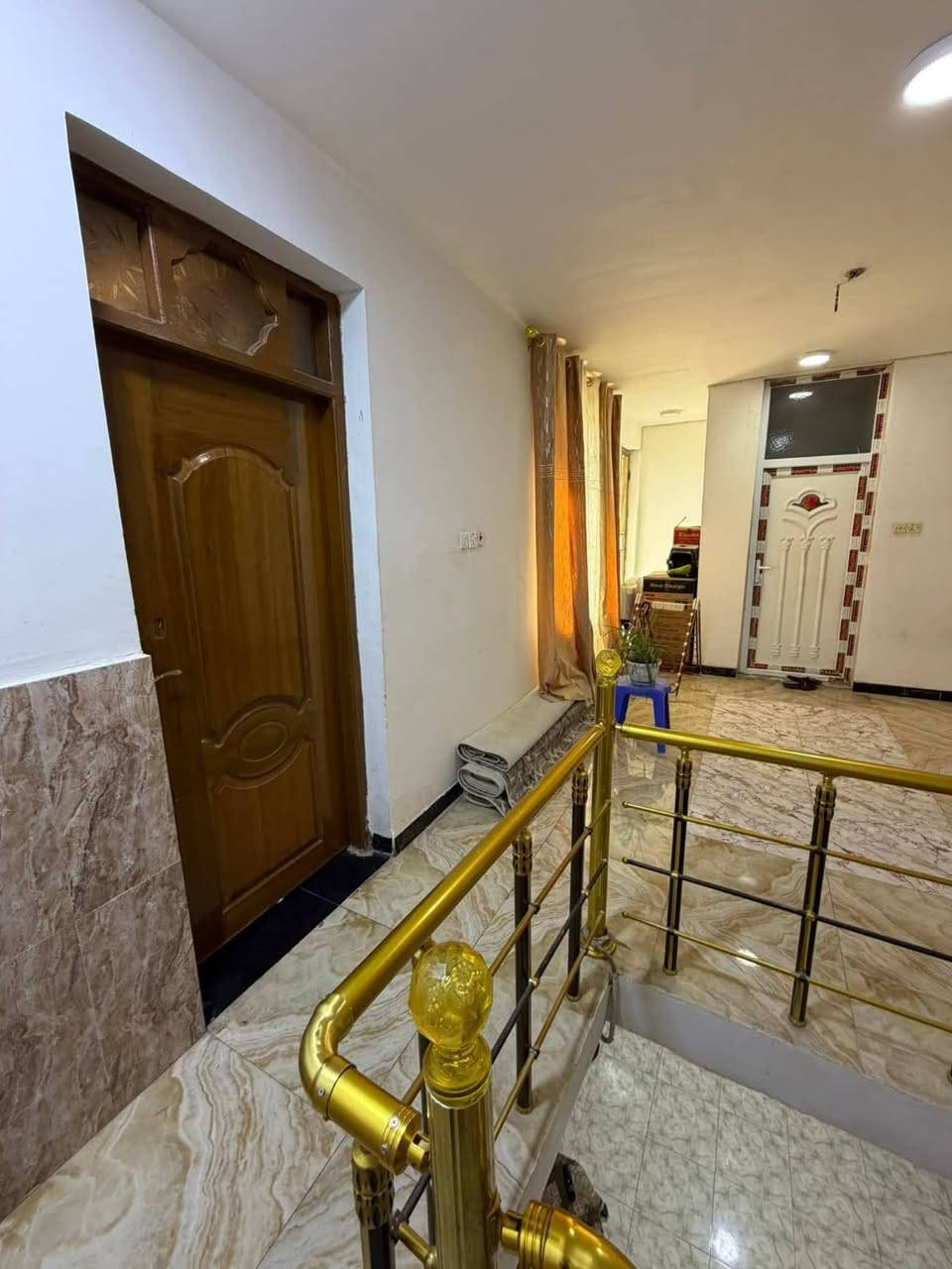 بيت للبيع في الكرامه على اليهوديه للبيع بناء حديث مع محلات المساحه 163 واقع حال 165 واجهه 11 متر طابو زراعي مكون من هول وغرفه ومطبخ وصحيات عدد 3 ومناور عدد 2 و4 غرف نوم طابقين سنتر على اليهوديه الواجهه مع المحلات 18 ونص
#للاستفسار_***********
