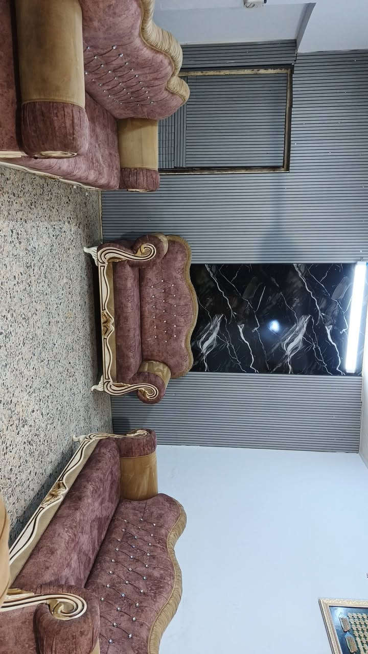 ٨ مقاعد • نضيف • قابل تفاوض