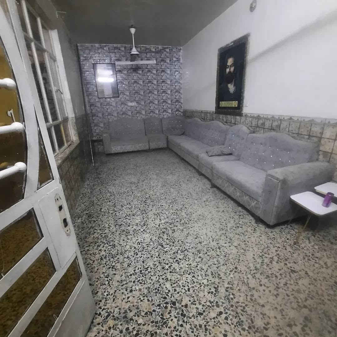بيت للايجار 
طارمه مدخلين 
خدمات خارجيه مطبخ حار وبارد 
صاله ومطبخ وخدمات ومنور وصاله جبيره وغرفتين طابق ثاني غرفه وسطح
$$$$$$$$######
***********
اشرف الباش
