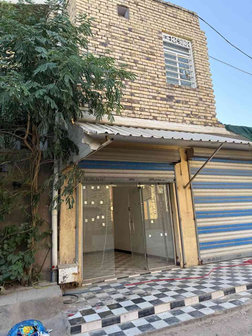 السلام عليكم محل للبيع في منطقة الماجديه المحط مساحته ٣+٤ يصلح صالون حلاقه او محل حلاقه رجالي  طابقين يحتوي الطابق الثاني على صحيات كما موضحه في الصوره اومخزن المحل كامل مقطوره ماء ماطور كيزر للاستفسار الاتصال على الرقم /.
***********
