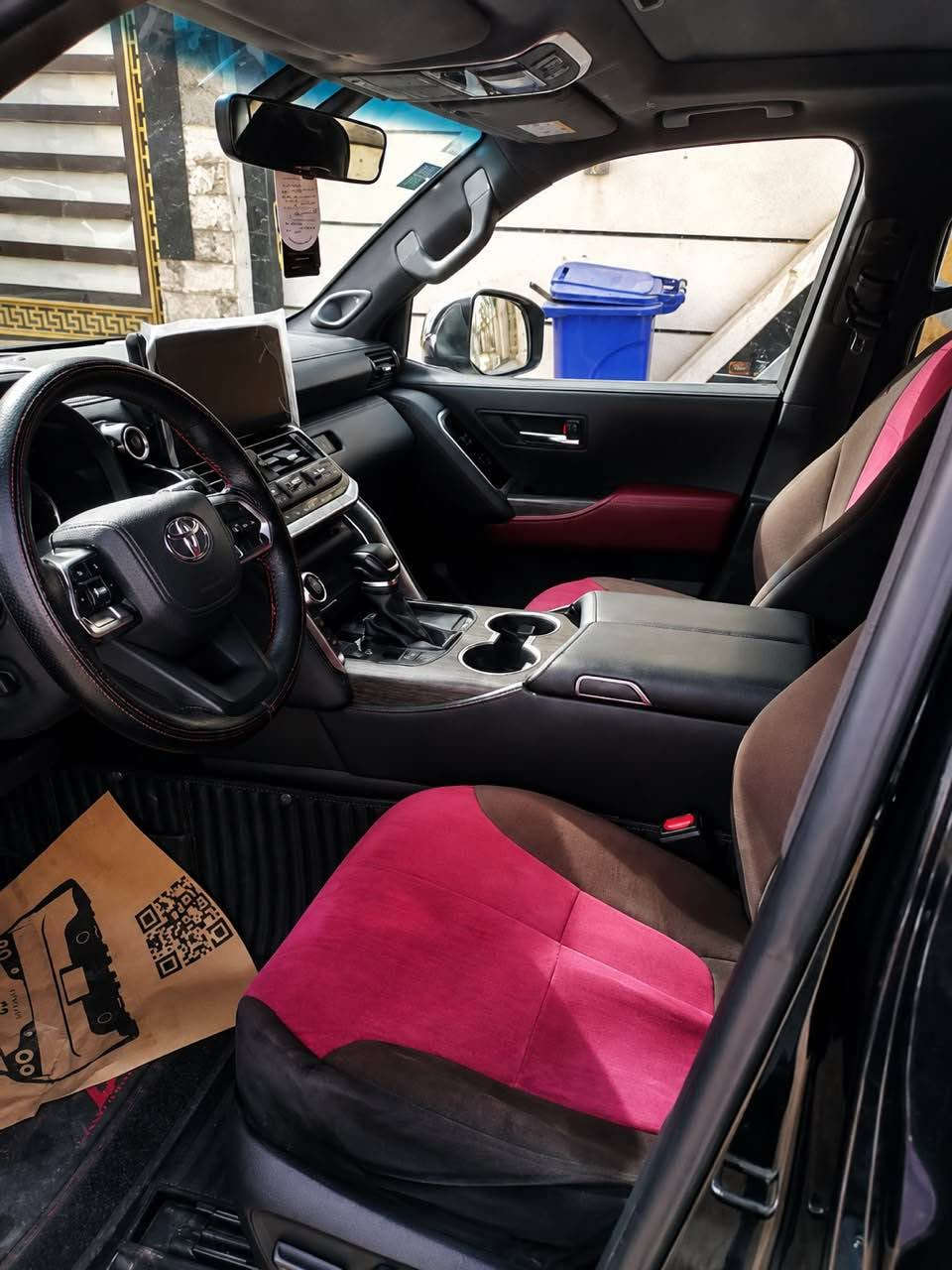 تويوتا لاندكروزر VXR) 2023 – Twin Turbo
(ابواب شفط )
!!️السياره ساز!!️
 محرك V6 توين تيربو
داخل جلد: أحمر × أسود فاخر
دشبول داتا شو و دشبول داجيتل 
 نظام كاميرات محيطية 360° وعددها 6 
 تبريد وتسخين للمقاعد اماميه و خلفيه 
 3شاشات وتطبيق + شاشة متعدده الوسائط 
 بصمة / رادارات / نظام قيادة ذكي
 نظام تعليق متطور + أنظمة أمان كاملة
السياره ماشيه 92.000 كيلو 
نضيفه جدا ارقام بغداد تحويل ثاني يوم 

 
لتواصل والاستفسار  *********** بغداد, العراق
