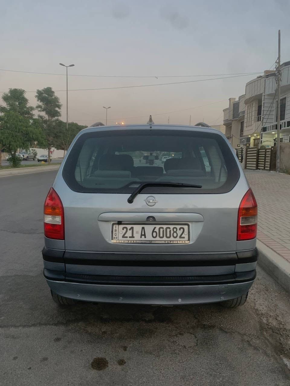 سلام عليكم 
اوبل زافيرا للبيع
موديل ٢٠٠٥  
٧ راكب 
تبريد ثلج قطعتين 
محرك ١٦٠٠ بلادي 
كير عادي 
ويل كب 
شاشه وكامره 
السيارة مصبوغه عام 
رقمها سليمانيه باسمي 
السيارة جاهزه مابيها نقص 
السعر عالخاص 
مكاني حي الجهاد 
رقم الهاتف ***********
