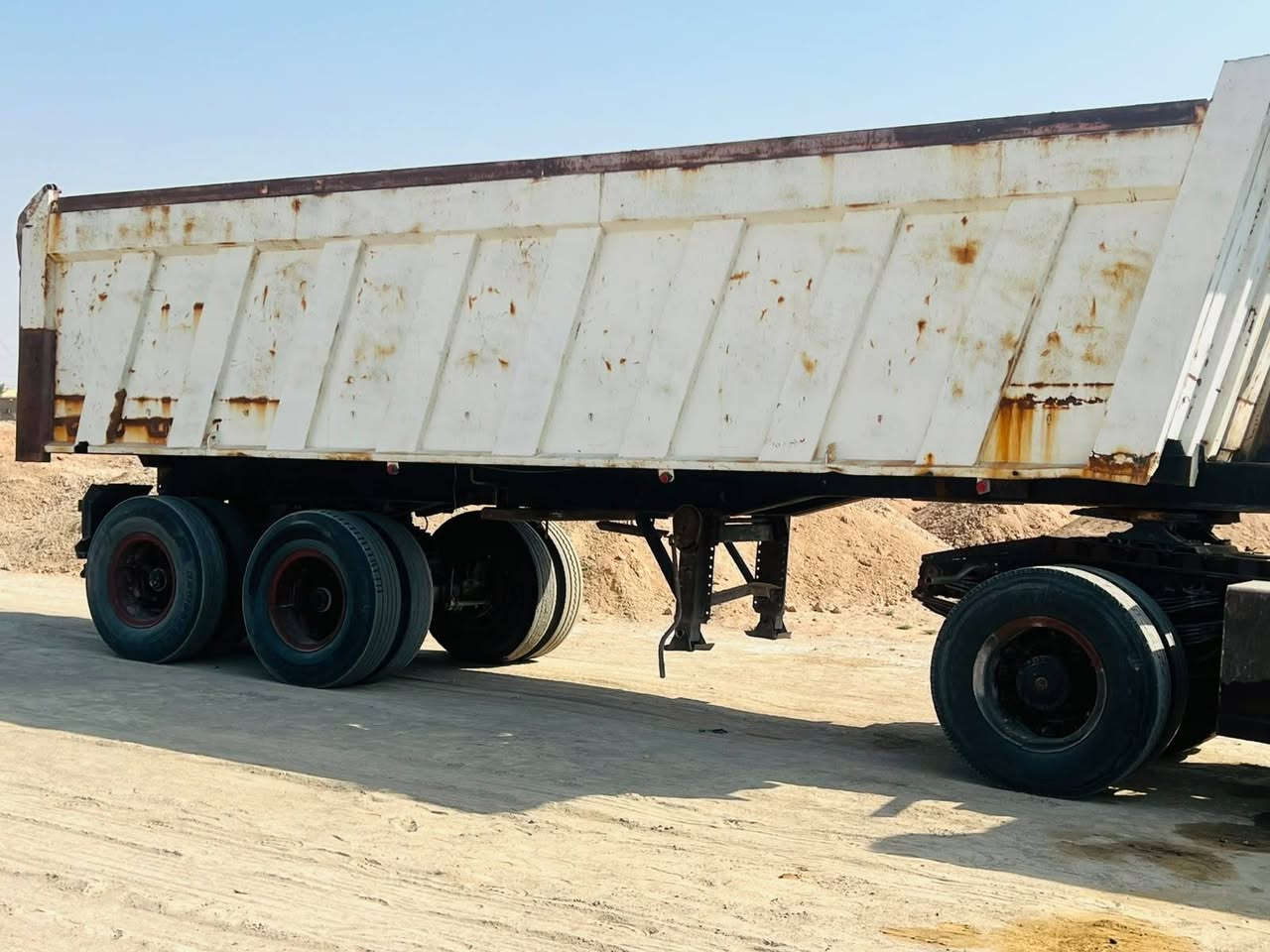 السلام عليكم تريله للبيع راس وعربانه محرك 44 دبل تيربو لاتنقيص ولاتبخير گير 220 فافون اكسن جيئف شرط السعر 250 للاستفسار ***********
