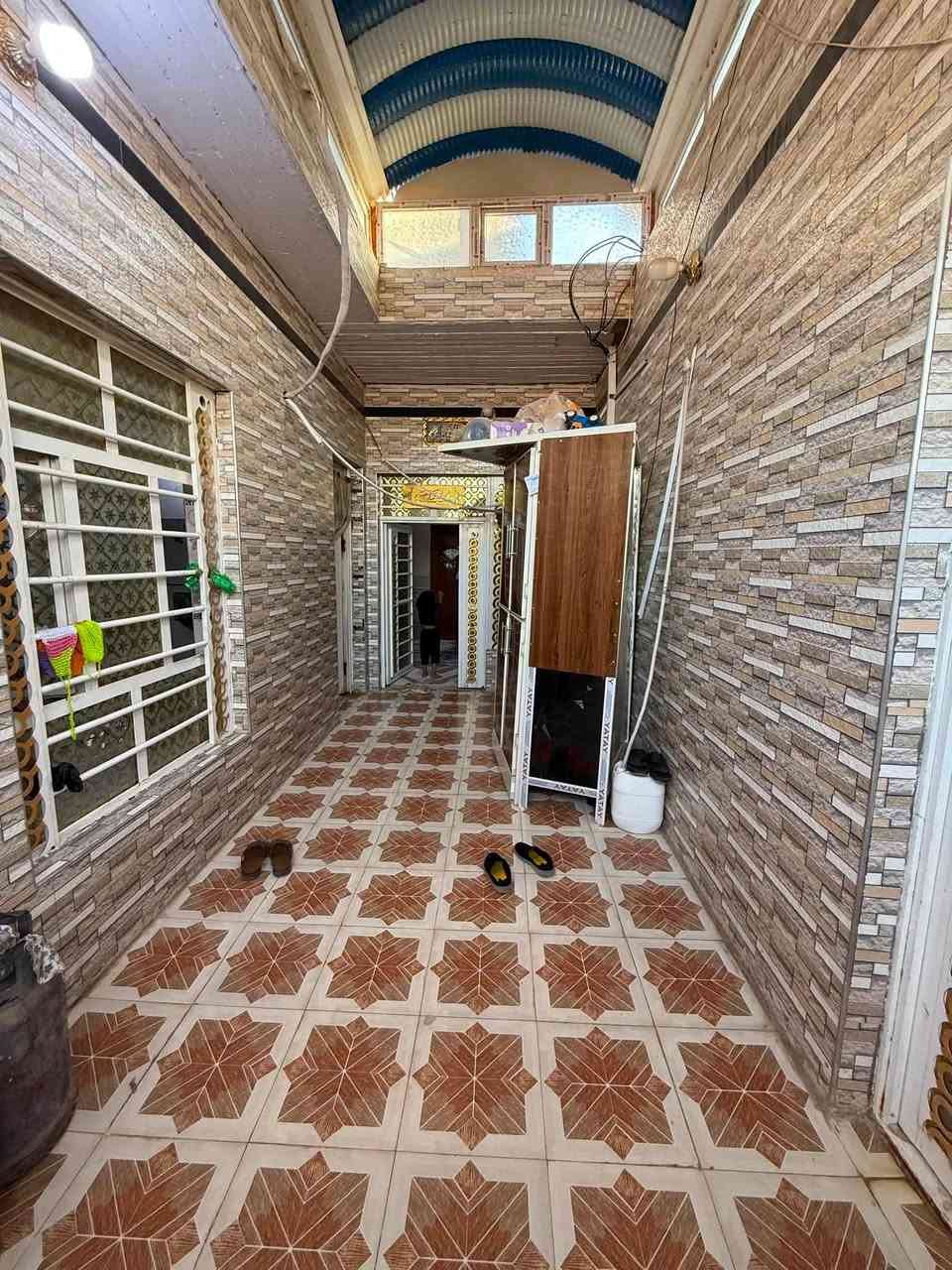 بيت للبيع طابو زراعي اساس كونكريت سقف كونكريت البناء طابوق 🧱 مساحت البيت 🏠 ١٨٠متر 
يحتوي على غرفتان وصاله وستقبال وحمامات داخليه وخارجيه مطبخ حار بارد مجموعه صحيه كراج سياره السعر ٩٠وبي مجال. 
التراصل واتساب ***********
