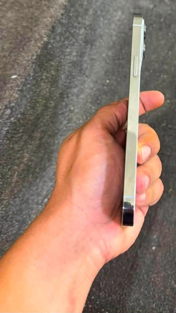 السلام عليكم 🫡
للبيع iPhone 13 pro max 
ذاكرا 256 بطاريه 68% حقيقي ممبدله
نموذج M شرق اوسط نضافه 90%
الجهاز حاله وكاله مابي شي كله شغال فيس ايدي صوت اتصال انترنيت مابيه اي خلل السعر قفل 700 الف مكاني بغداد حي العامل رقمي ***********
