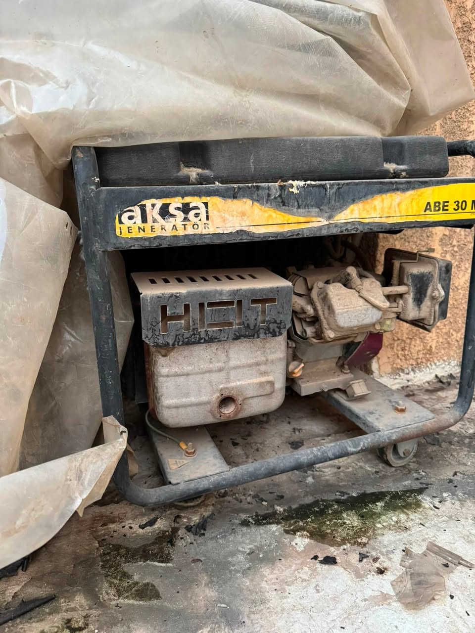 مولدة منزلية بانزين من شركة aksa
قدرة المولدة: 2.4kw
الفولتيه: 230v
الأمبيرية:10.4A
السعر: 250 ألف 
استفسار: ***********
ملاحظة: المولد شغاله بس متروكه يرادله ادام 
المكان: الامين الثانيه معلمين
