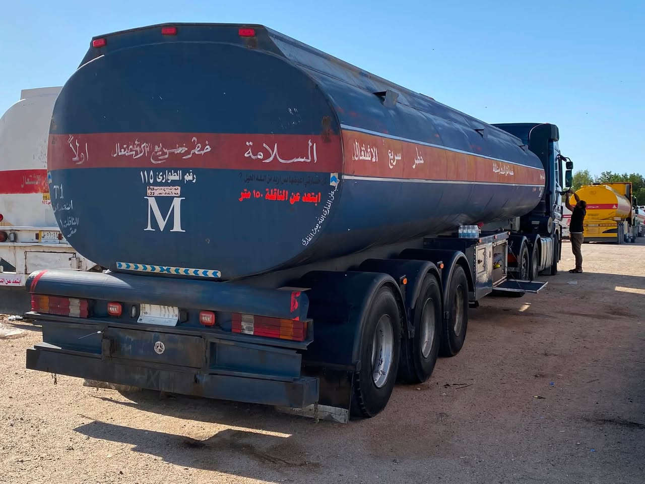 للبيع اكتروز دمعه موديل 2004
مكينه8V حجم 2550 سنكل خلفي بلادي 
حمولة 38000
رقم انبار 
تخم تاير سياره جاهزه ومكفوله كفاله عامه 
للستفسار رقم***********
