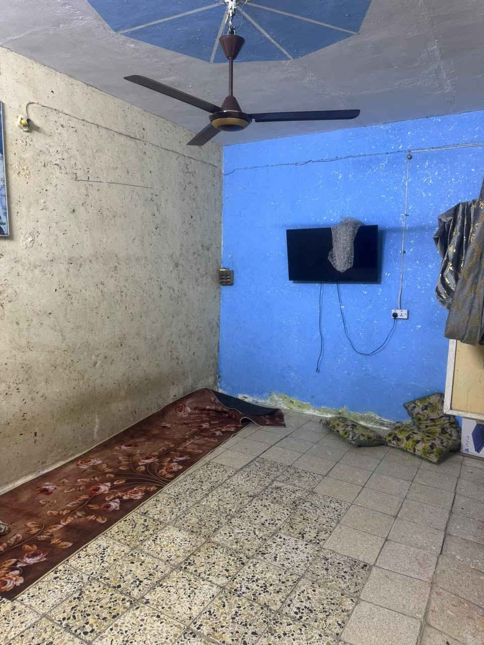 سلام عليكم بيت البيع العنوان مدينه الصدر قطاع 29 قرب شارع الحكمه بيت كامل 144م فيه 2غرف وهول واستقبال الاستفسار الاتصال على رقم هاتف ***********
