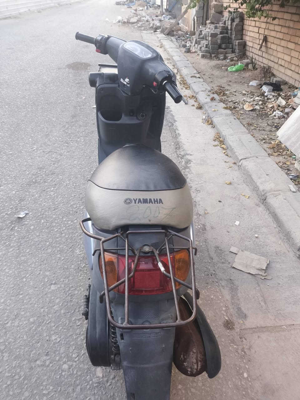🛵 للبيع | منغولي   ياباني أصلي 🇯🇵
دراجة ياماها  وارد يابان، نظيفة وجاهزة للاستخدام اليومي، اقتصادية بالوقود وعملية داخل المدينة.
المواصفات:
✅ الماركة: Yamaha (منغولي )
✅ الموديل: (Aprio (2007 
✅ بلد المنشأ: اليابان
✅ المحرك: 60cc ثنائي الأشواط (2T)
✅ تبريد هوائي
✅ تشغيل سلف وهندر 
✅ ناقل حركة أوتوماتيك (CVT)
✅ فرامل أمامية وخلفية
✅ استهلاك وقود اقتصادي جداً
✅ خفيفة وسهلة القيادة
✅ مساحة تخزين أمامية
✅ حامل خلفي
الحالة:
✔️ المحرك يشتغل بسلاسة. دراجه حاويه جديدة ابلديه بل كامل 
✔️ الهيكل مرتب.
✔️ الإنارة والإشارات تعمل.
✔️ الإطارات بحالة جيدة.
✔️ جاهزة للاستخدام مباشرة.
💰 السعر: (800) 📍 الموقع: (كربلاء) 📞 للاستفسار: (***********)

