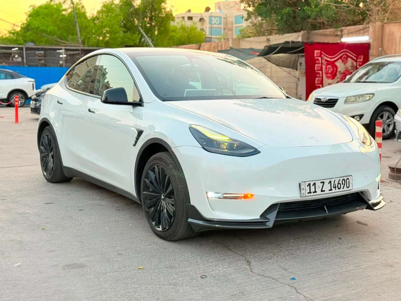 تسلا Y موديل 2023 دبل ماطور لونك رينج رقم بغداد حرة باسمي هزة وفحص جديد السيارة اون لاين اخر تحديث ومربوطة ع تطبيق عمر بطارية عالية ومابيه اي اشكال اوفتح وين ميعجبك افحص السيارة والبطارية بيهة جاملغ خلفي وصندوق وجاملغ امامي بدون اي دواخل وبدون اي ايرباك السيارة وصور الحادث مرفقة مع المنشور وراح ارفقلك رقم الشاصي الي يريد يتاكد بنفسة السيارة  ويل كب تحكم ستيرن تبريد قطعتين وباقي المواصفات التسلا المعروفة السيارة عليه كت كامل وماشية 55 الف ميل رقم الشاصي 7SAYGDEE4PF618866 السعر 195 ورقة
وبي مجال للجاد بالشراء اخوان السعر مناسب وجوة السوك واذا لكيت دبل ماطور وبهيج سعر اخذ واذا معجبتك السيارة  او السعر اندعيلنة بالرزق مكان السيارة شقق الصالحيه او شارع حيفا *********** مصطفى

