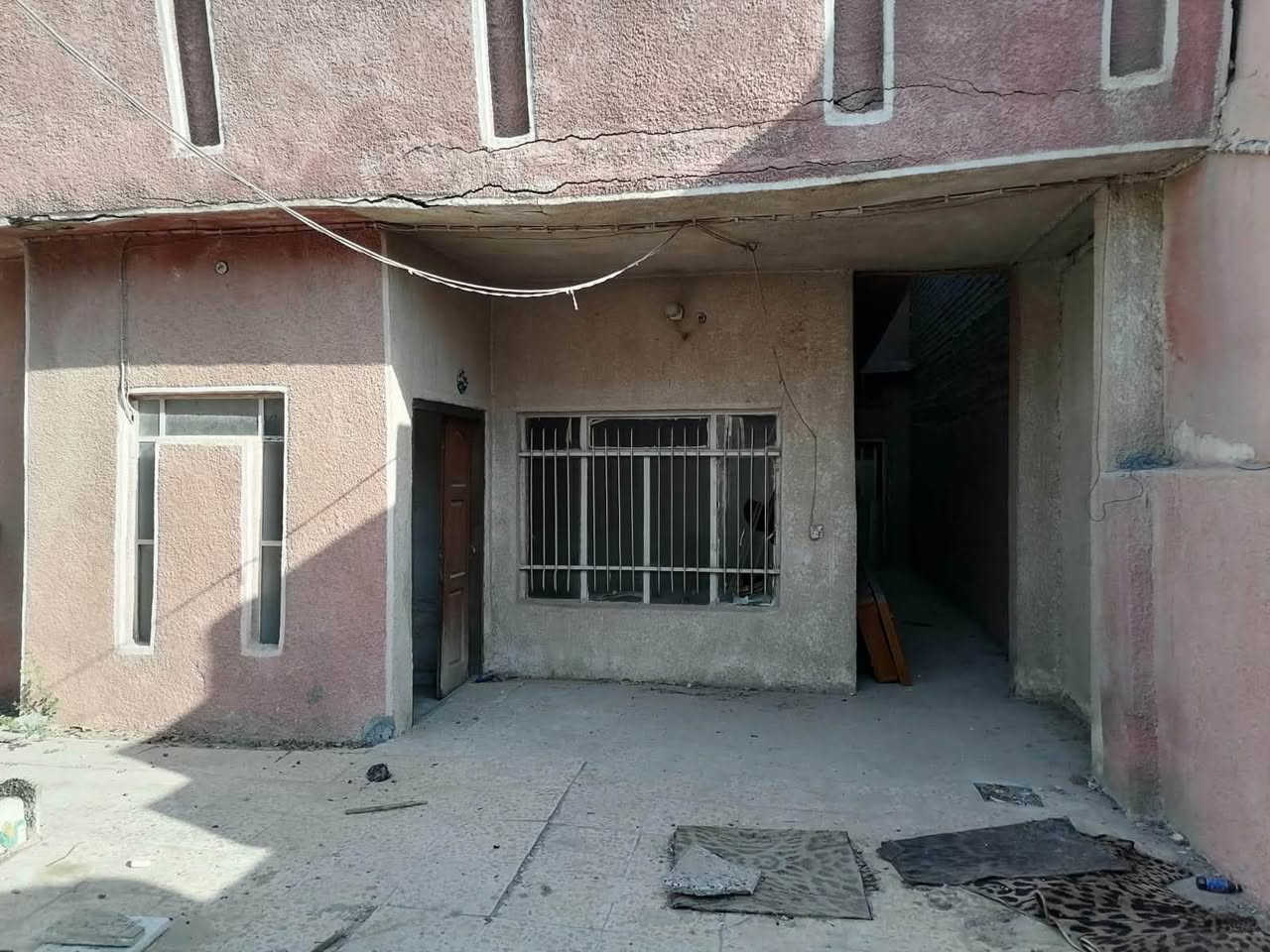 سلام عليكم بيت 120متر طابقين الطابق الارضي يحتوي على استقبال وممر يدخلك عل مطبخ وغرفه نوم وحمام داخلي الطابق الثاني يحتوي على غرفه وحمام العنوان بغداد العبيدي الشهداء الثالثه قرب مدرسه عمر ابن عبد العزيز البيت بي ملاحضات خارجيه وداخلي الخارجيه فقط الستاره طايحه السعر 125مليون واقبل للتفاوض الاستفسار عل الرقم ***********
