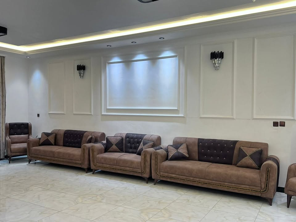 طقم كنب راقي وفخم للبيع 🤎✨
حالة نظيفة جداً، تصميم أنيق وألوان هادئة تناسب أغلب الديكورات.
الطقم مكوّن من 3 قطع + كرسي، وياها مخدات.
مناسب للصالات والمجالس، وقعدته مريحة وشكله على الطبيعة أفخم 🤎

📍الموقع:بغداد:
📞للاستفسار والتواصل: ***********

البيع للجادين فقط
