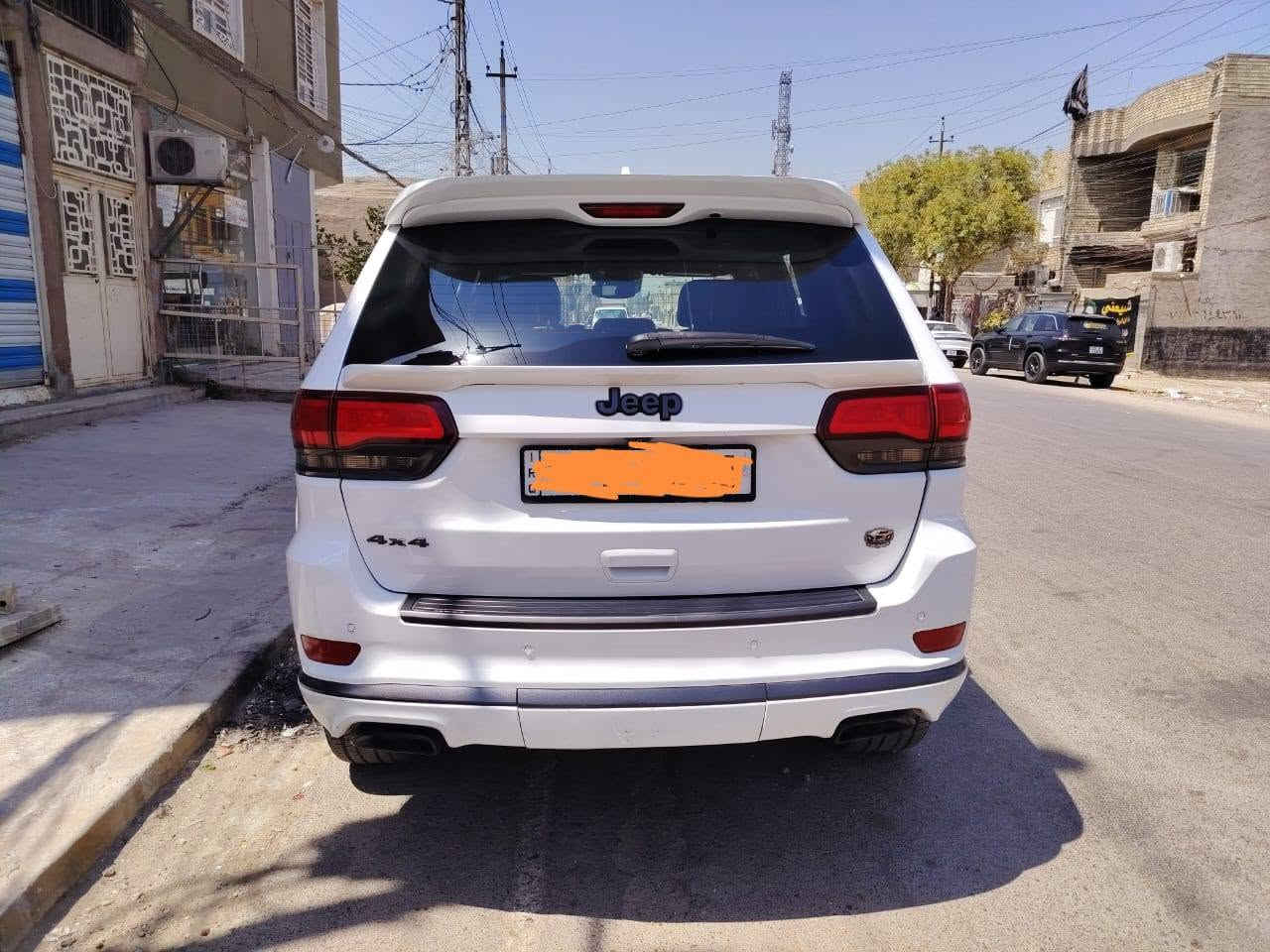 سلام عليكم جيب 2018 x  وارد امريكي للبيع صور حادثها والسونار بالمنشور بيها صبغ نص الجاملغ الامامي جهة السائق مع البند طاك الايرباك رقم بغداد بأسمي السنوية فول مواصفات السعر 210 ورقة .
مواصفات .
# محرك 6 سلندر 3600
# فور ويل 4×4
# فتحة بانوراما 
# حساس امامي خلفي 
# كاميرا خلفية 
# كاميرا امامية 
# ويل كب حجم 20 انج
# جنطة الخلفية كهرباء 
# رادار امامي
# توقف ذاتي 
# توقف ذاتي عند الرجوع الى الخلف
# نظام العودة في حال الاحراف عن المسار 
# نظام تعلق هوائي (جكات جوبلس تصعد ونزل)
# جميع التحكمات في المقود 
# المقود كهرباء اضافة الى تسخين في المقود 
# مري جانبية قابلة للطي 
# نقطة عمياء 
# نظام اطفاء المحرك عند الوقوف في الازدحام 
# المقاعد جلد 
# المقاعد الامامية كهرباء ، ذاكرة ، تسخين ، تبريد 
# العداد السيارة 80 الف ميل 
# محرك السيارة مفتوح مبدل بساتم محرك 2014 
السيارة جديدة ميحتاج تصرف عليها الف دينار السعر 210 ورقة . 
ملاحظة : واخويه الورد السوق كلشي بي والسيارة الجديدة يختلف سعرها عن السيارة المتعوبة واني اخوك اريد ابيع حتى اخذ احسن منها يعني لا محتاج ولا مضايق ولا السيارة متعبتني فلتكسر بالسيارة اذا ميعجبك سعرها الله يوفق الجميع . 
مكان السيارة بغداد السيدية .
رقم الهاتف ***********
