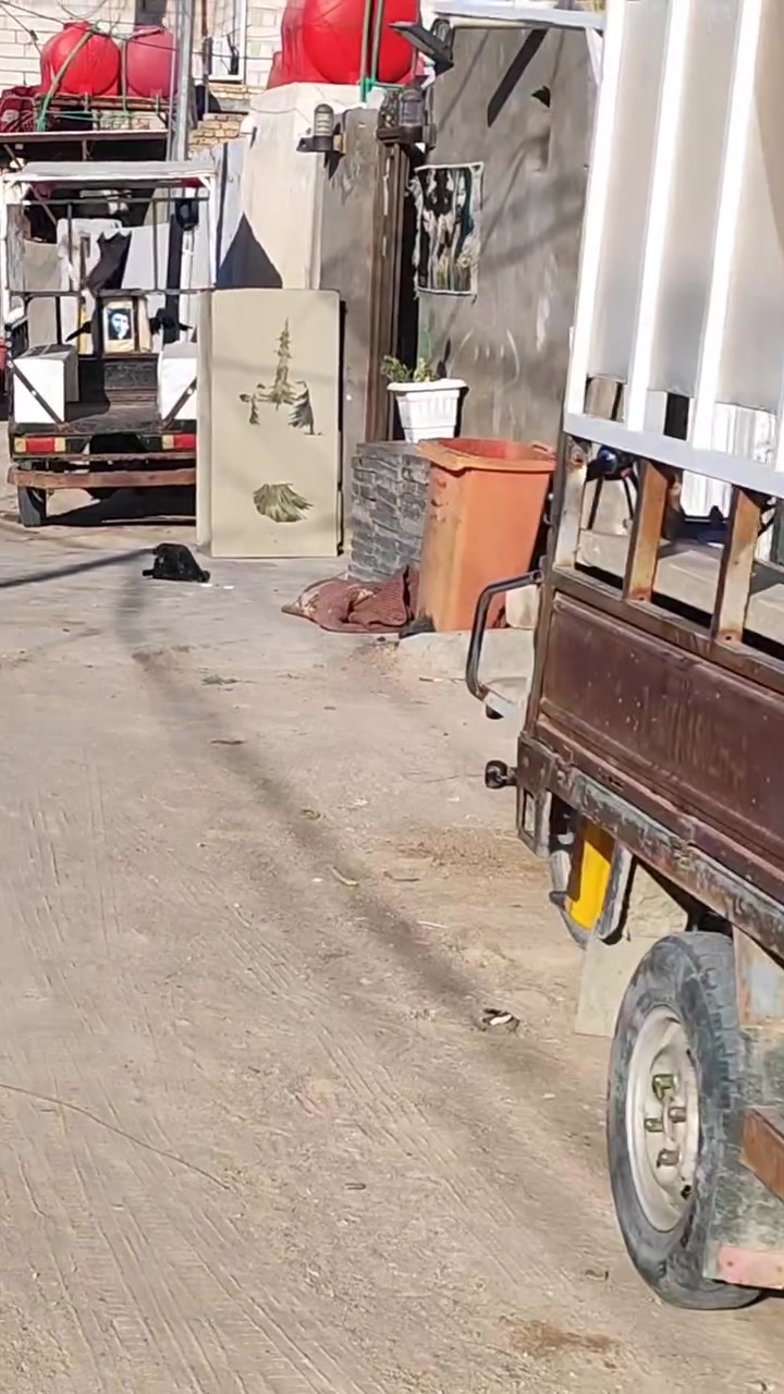 بيت للبيع المساحه ١١٠م غرفتين وصاله ومطبخ وصحيات وستقبال وطارمه حي الرحمه قرب المستوصف السعر ٤٠ مليون مراجعة مكتب الخزعلي للعقار ***********
