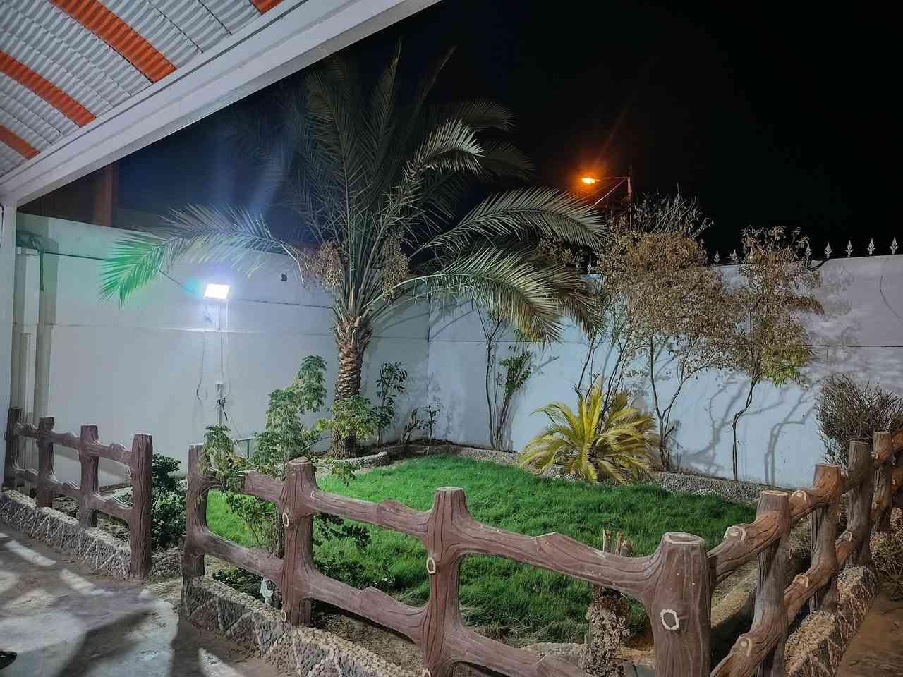 بيت للبيع في قرية الغدير الاولى 250 متر موقع مميز. أرضية البيت و جدانه مرمر. مطبخ 9*4.. و استقبال 9*4..أبواب تركية. كهرباء و ماء تأسيس جديد. اظافات كاملة. وجه عكس الشمس. مكتب سيد حسين زيني واتساب. ***********
