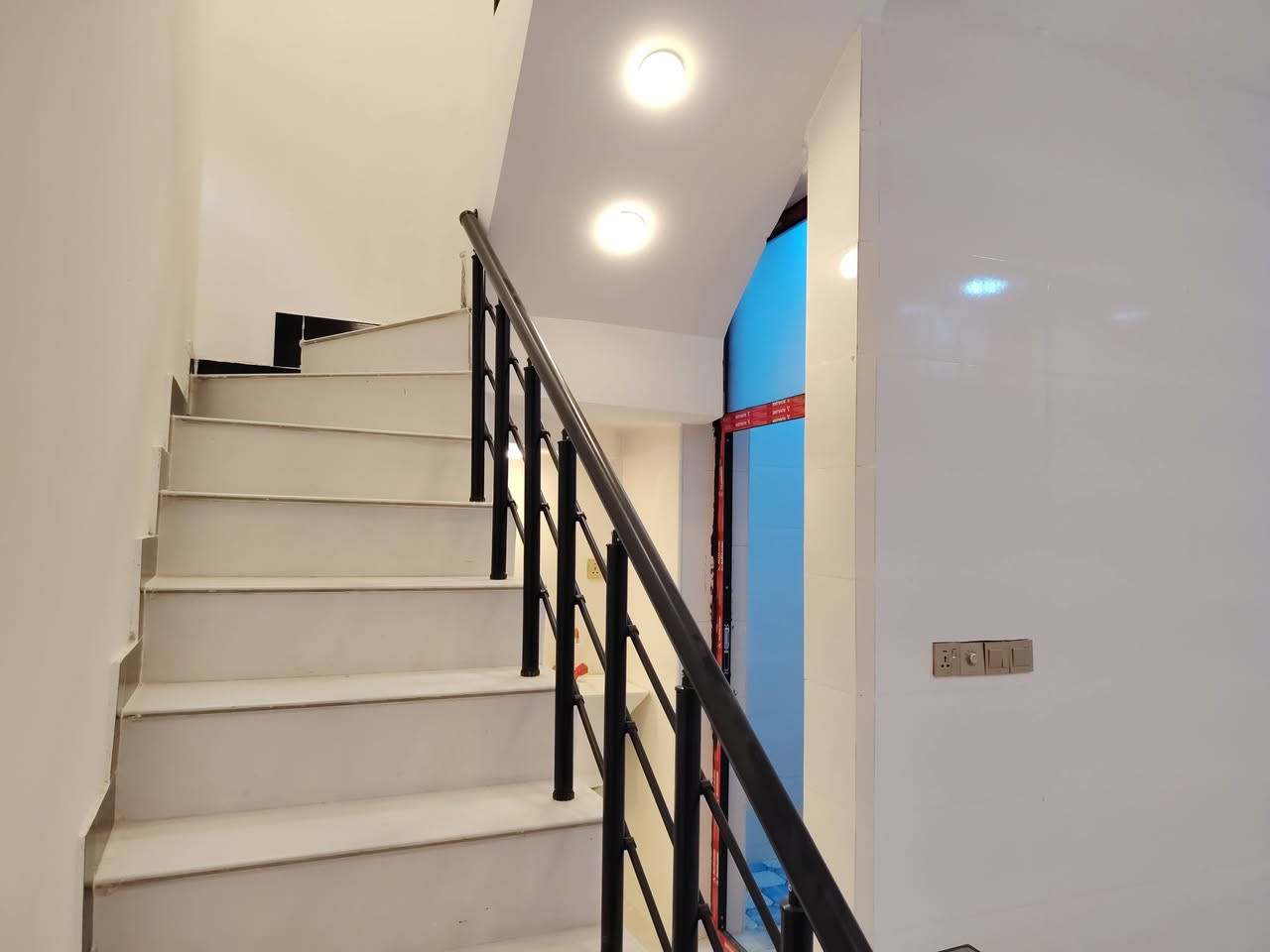 🏡 فرصة مميزة للاستثمار أو السكن
للبيع مشتملين تونات ، كل مشتمل بمساحة 50 متر، ومكوّن من:
🔹 طابقين
🔹 غرفتين نوم
🔹 استقبال
🔹 مطبخ
🔹 حمامين
🔹 بيتونة
🔹 شغل درجة أولى
🔹 بوب قاصة تركي
🔹 شبابيك ألمنيوم
💰 سعر المشتمل الواحد: 86 مليون دينار
💵 البيع نقداً فقط
📍 العنوان: بغداد – الدورة – البوعيثة – مجمع السلطان الأول – شارع الفلل
✅ خدمات متكاملة
💧 ماء
⚡ كهرباء
🛣️ تبليط
🏫 مدارس وخدمات قريبة
📞 للاستفسار: ***********
📱 متوفر واتساب
مناسبة جداً للسكن أو الاستثمار، وموقع مميز داخل المجمع.
