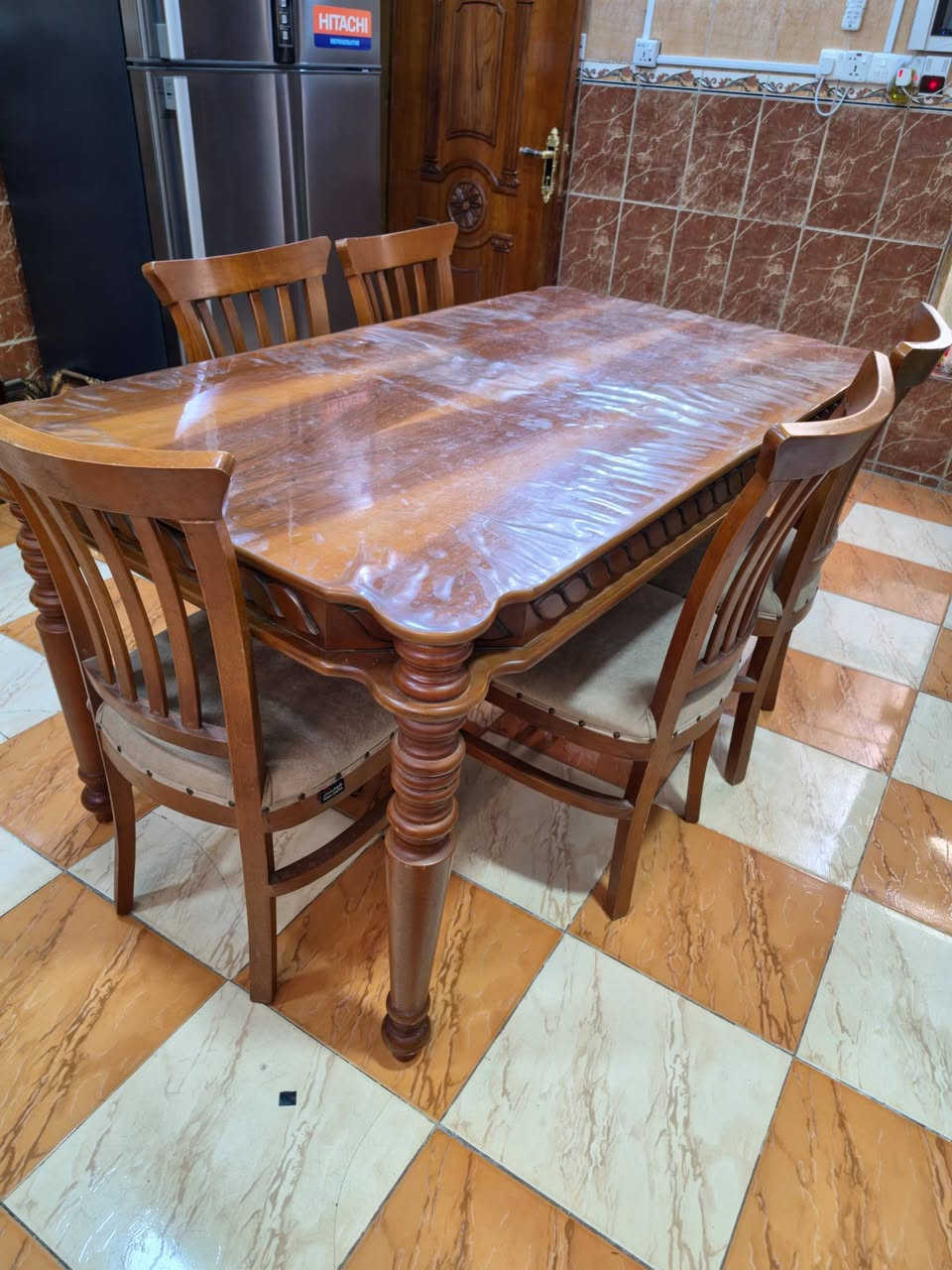 ميز طعام مع 5 كراسي (الطول 160cm) (العرض 90cm) خشب MDF أصلي (سعره الأصلي مليون و 500 ألف دينار) 
ما بي خدش لأن ما عدنا أطفال
معروض ب 500 ألف دينار
العنوان كربلاء للتواصل *********** أو ***********
