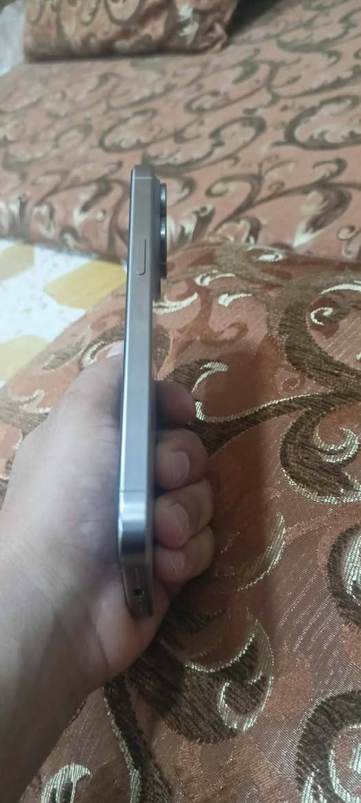 السلام عليكم 
ايفون 15برو ماكس 
بطاريه 93
عدد الدورات280
دبل سيم
ذاكره 256
كارتون ويا
سعر 1150 بي مجال قليل
***********

