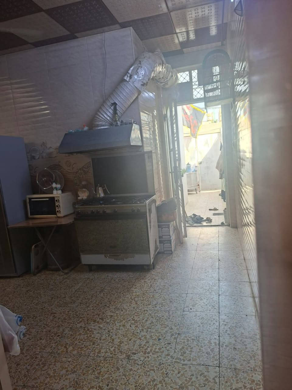 سلام  عليكم بيت 100 م يتكون من استقبال وصاله ومطبخ وغرفه وتخاريج زراعي موقع نهايه شارع الإطفاء قريب ع شارع *********** للتواصل
