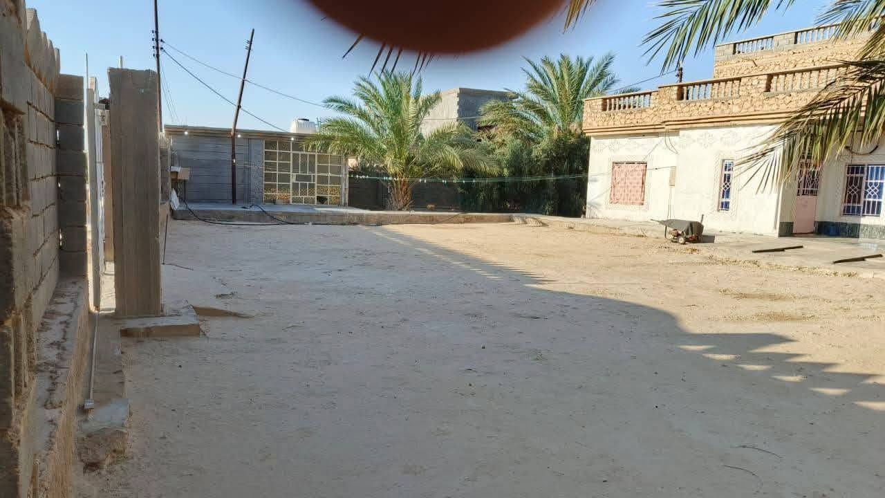 دار سكن للبيع.
في ناحية بروانة(قرب محطة وقود بروانة 
قرب مدرسة ساطع الحصري. 
طابو زراعي. 
مساحة الدار 1600م. 
يحتوي الدار على ما يلي. 
الطابق الاول: 
كليدور. 
ديوان. 
هول. 
غرفتين نوم. 
صحيات داخلية معزولة. 
مطبخ حار بارد. 
صحيات خارجية واسعة. 
ارتفاع سياج الدار 2/5
الطابق الثاني: 
3غرف نوم. 
ملاحظة.
يوجد فيه بئر ماء. 
اشجار مثمرة 7 زيتون. 
17نخلة مثمرة. 
برتقال مثمر. 
وليمون مثمر. 
السعر خاص رقم ***********
يبعد عن محطة وقود بروانة تقريبا 700م
ومدرسة ساطع الحصري للبنين 300م
