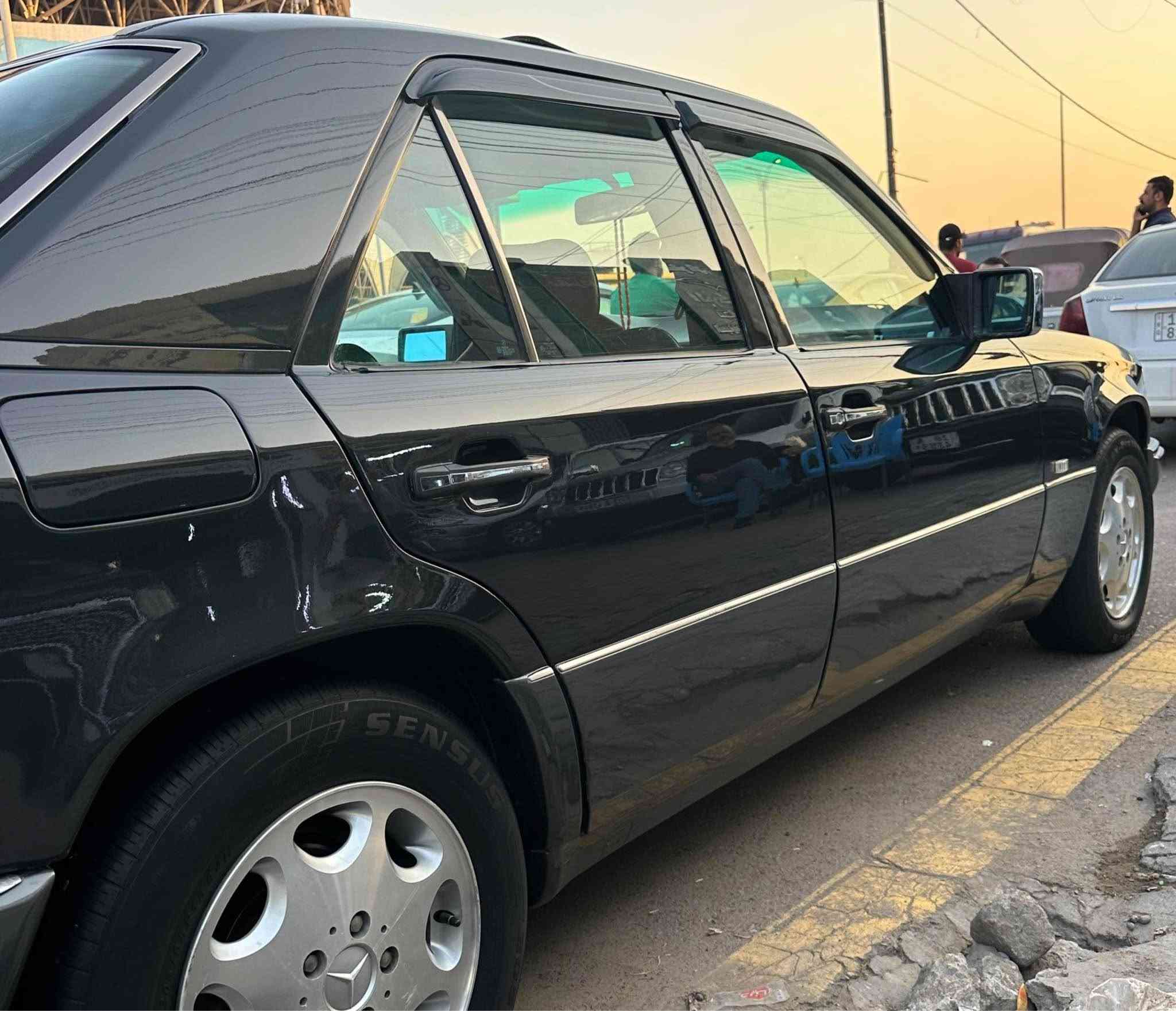 للبيع مارسدس دب 300 موديل 1994 كفاله ضربه وشواصي ولغود محرك 300 عنكبوت طخم تاير تبريد ثلج حداديه جديدة صبغه جديدة سياره احلى من الصور اجدد دب بخواتها وبموديلها سياره جاهزه من كل نواحي رقم بغداد دولي ب اسمي تحويل ثاني يوم للاستفسار *********** السعر 87 وبيها مجال بسيط للشراي بيع فقط بغداد, العراق
