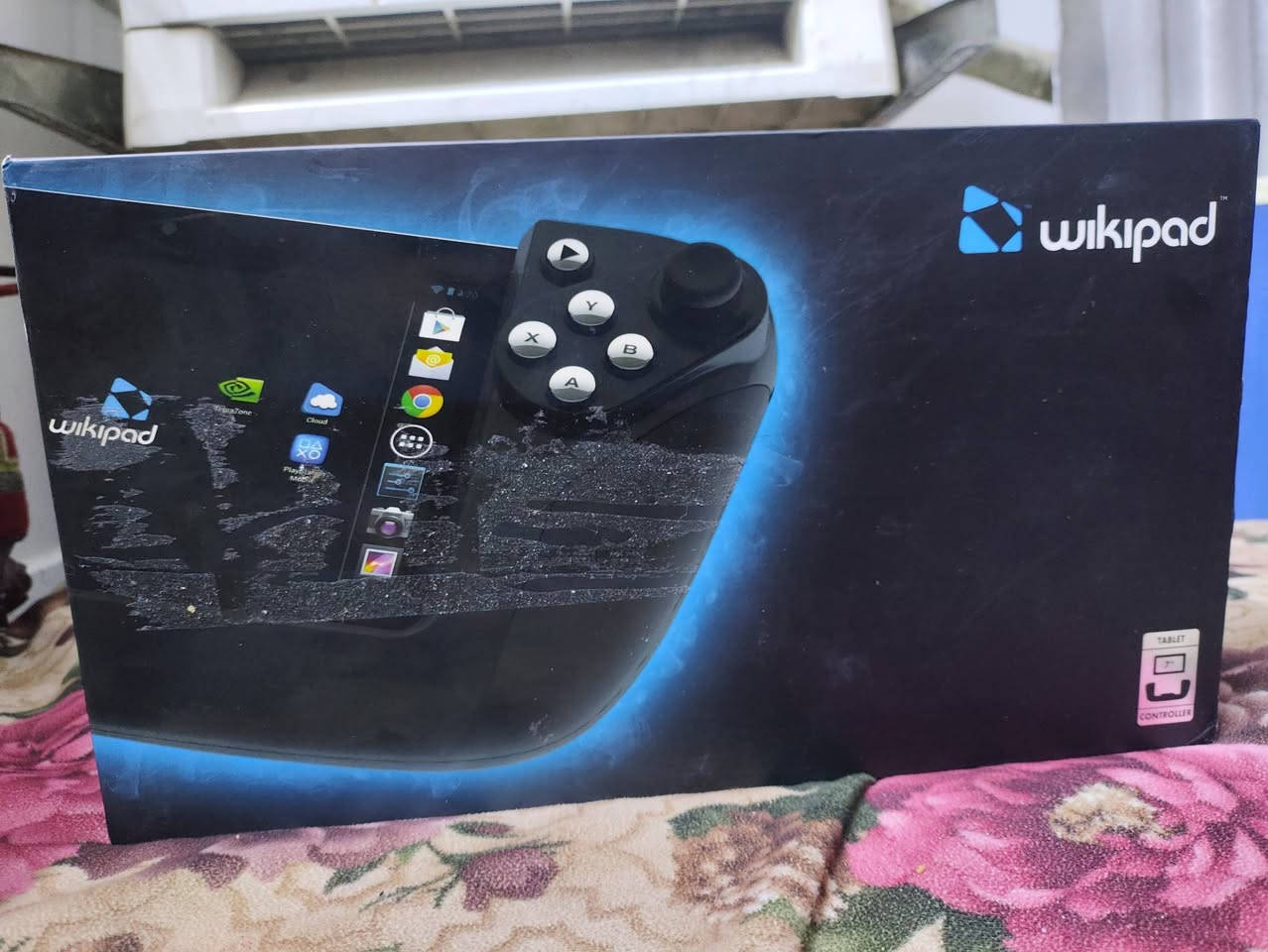 سلام عليكم جهاز العاب اسمه  Wikipad 7
نضام اندرويد جهاز شغال فقط بي مشكلة 
بطارية منفوخة بس يشتغل طبيعي تكدر تنزل على 
محاكيات العاب يعني شون الايباد طبيعي كامل ملحقات بعد جديد بس مفتوح من كارتونة 
رايدة ب ((40)) توصيل موجود مكاني مدينة الصدر 
***********
