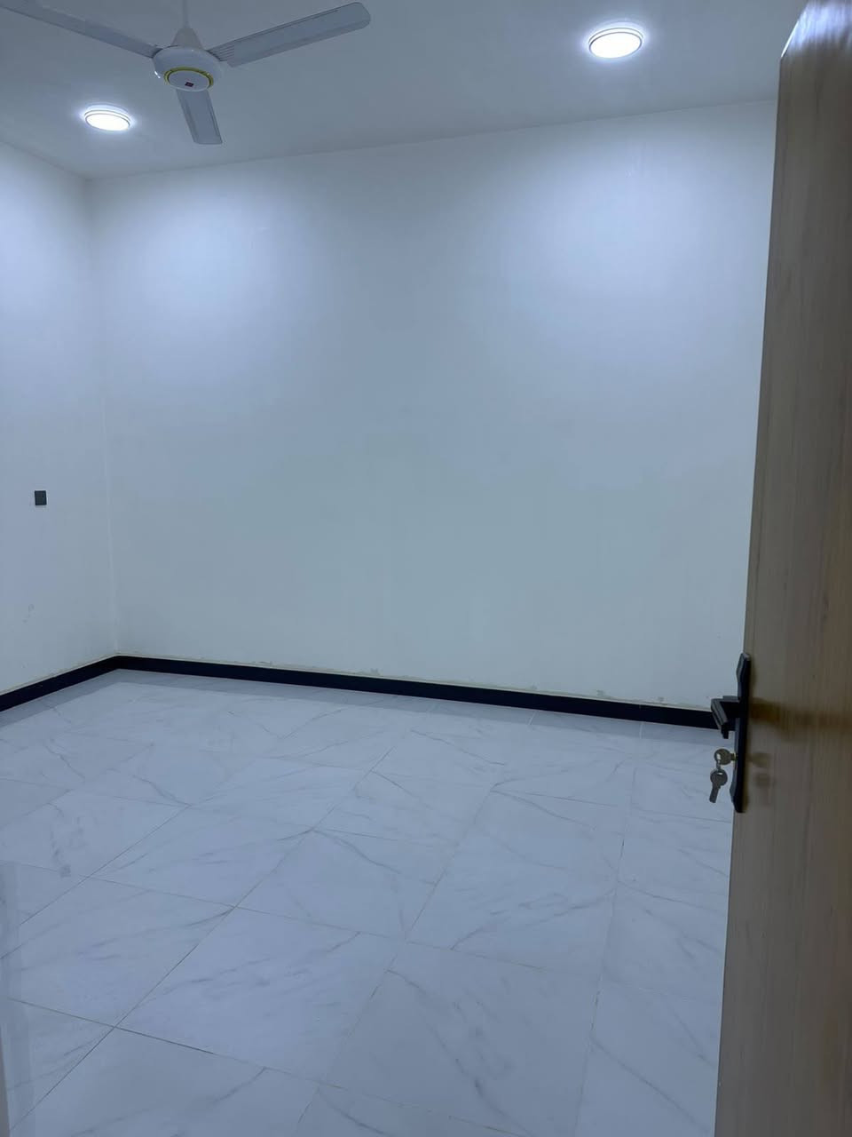 بيت للايجار مقابل بانزين خانة
بناء جديد فول يتكون من غرفة نوم وصالة كبيره 
 ومطبخ واستقبال وصحيات 
الاستفسار ***********
