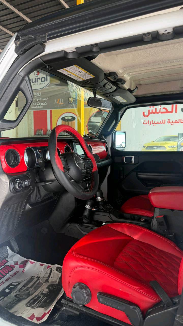 جيب رانكلر موديل 2021 ماشه 35 (6 سلندر 3600)المرغوب لون ابيض السياره جاهزه من كلشي النظافة موضحة بالصور سنويه وهزه جديده عليه دبلات وترفيعه وتخم ويل وتاير من دبي بيع او مراوس ***********