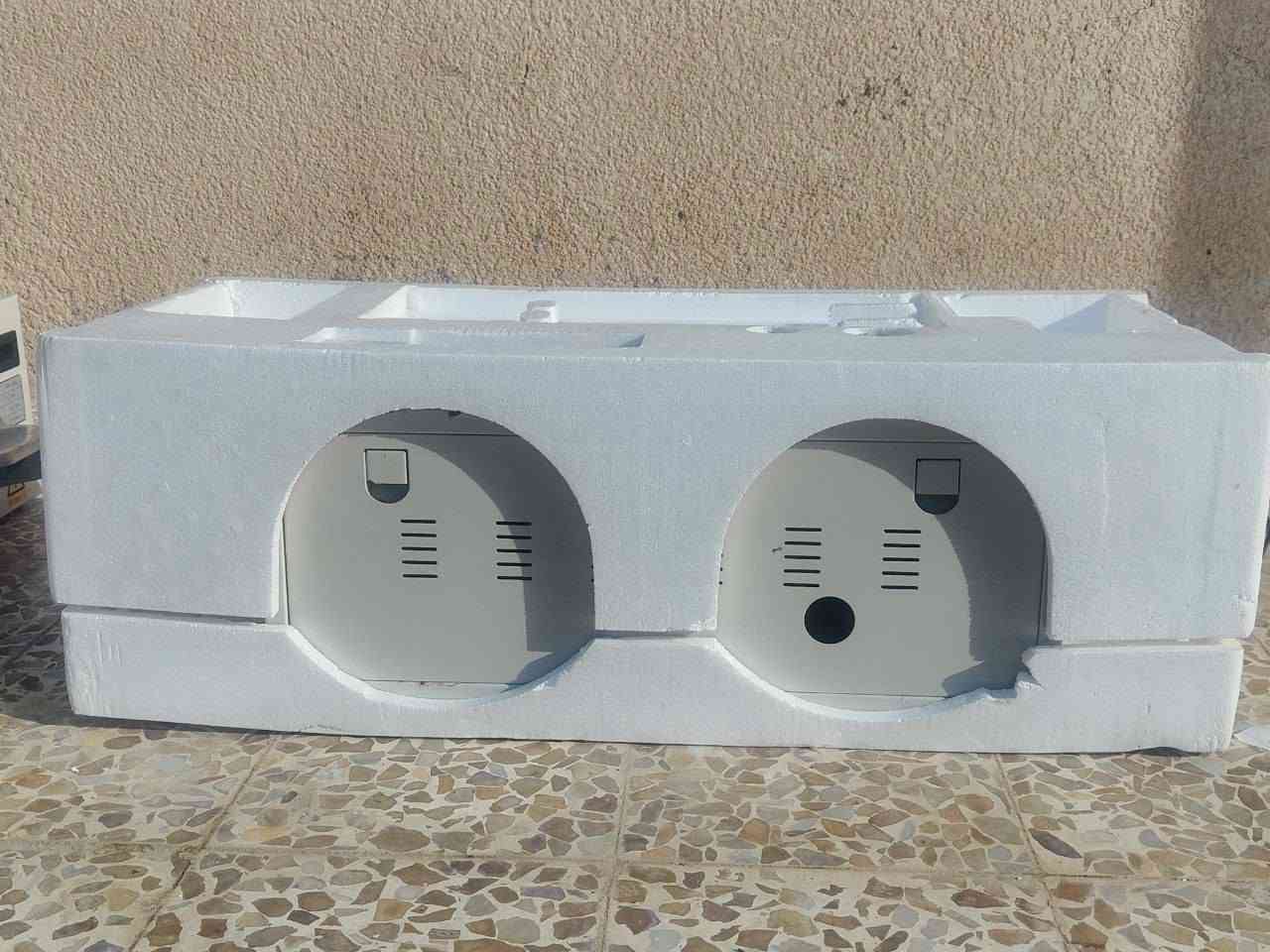 سلام عليكم
للبيع جهازين كبس أكياس حراري مستمر Renas FRD-1000C

جهاز احترافي مخصص لكبس وإغلاق الأكياس بسرعة ودقة، مناسب للمحلات، المشاريع المنزلية، الورش، والمعامل.

المواصفات:
الموديل: FRD-1000C
القدرة: 770 واط
الكهرباء: 220V / 50Hz
سرعة الكبس: من 0 إلى 12 متر/دقيقة (قابلة للتعديل)
درجة الحرارة: قابلة للضبط حسب نوع وسماكة الكيس.

تشغيل مستمر لإنتاج كميات كبيرة دون توقف.

يكبس أنواعًا كثيرة من الأكياس، منها:

أكياس النايلون (PE).
أكياس البولي بروبلين (PP).
أكياس CPP.
أكياس التغليف الشفافة.
الأكياس المعدنية (ألمنيوم فويل).
أكياس المايلر (Mylar).
الأكياس الورقية المبطنة بطبقة بلاستيكية أو ألمنيوم.
أكياس حفظ القهوة والشاي والبهارات.
أكياس المكسرات والحلويات.
أكياس الرز والسكر والبقوليات.
أكياس الأعشاب والعطارة.
أكياس مستحضرات التجميل وبعض المنتجات الطبية.

المميزات: ✅ كبس قوي ومحكم يمنع دخول الهواء والرطوبة. ✅ سرعة وحرارة قابلتان للتعديل. ✅ مناسب للعمل لساعات طويلة. ✅ استهلاك كهرباء اقتصادي. ✅ صيانة سهلة وتتوفر له قطع غيار.

📍 الحالة: جديد غير مستعمل مخزون وبحالة جيدة وجاهز للعمل. 
💰 السعر: قابل للتفاوض بالمعقول. 📩 للتواصل والاستفسار على الخاص
 أو الاتصال على الرقم :***********
