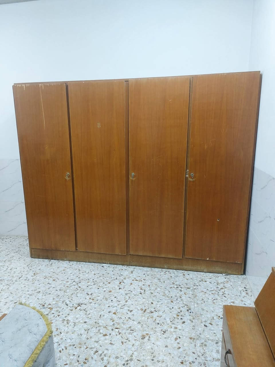 السلام عليكم عندي غرفة صاج مستعملة للبيع  للاتصال ***********
