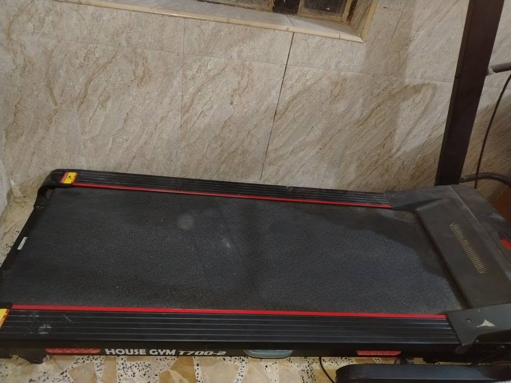 🏃‍♂️ للبيع جهاز مشي House Gym T700-2
جهاز مشي كهربائي House Gym T700-2، جهاز قوي ومناسب للبيت والرياضة.
🔹 الموديل: T700-2
🔹 ماركة: House Gym
🔹 يتحمل وزن لحدود 140 كغم
🔹 وياه جهاز هزاز + دمبل + ملحقات تمارين مثل ما مبين بالصور
🔹 الجهاز يعمل بصورة جيدة
🔹 حالته جيدة ونظيف
🔹 مناسب للمشي والركض والتمارين المنزلية
💰 السعر: 450 ألف دينار قابل للتفاوض 
الجهاز جديد ونضيف و استعماله قليل 
*********** النجف, العراق
