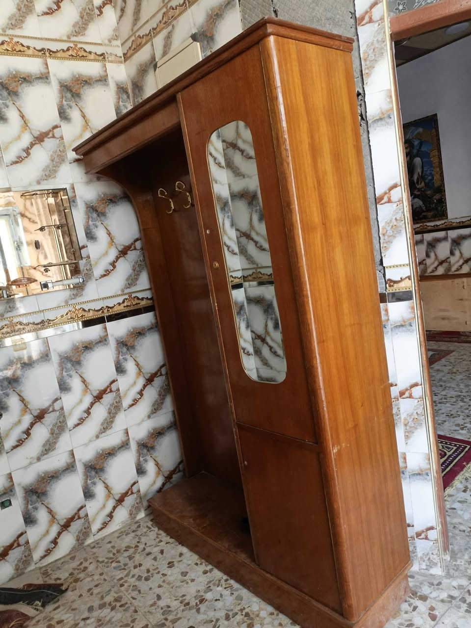 السلام عليكم غرفة اخشاب للبيع نضافتها 90% عوزها يدات وقفالة السعر 700 بيها مجال حك الجية مكاني بابل هاشمية ***********
