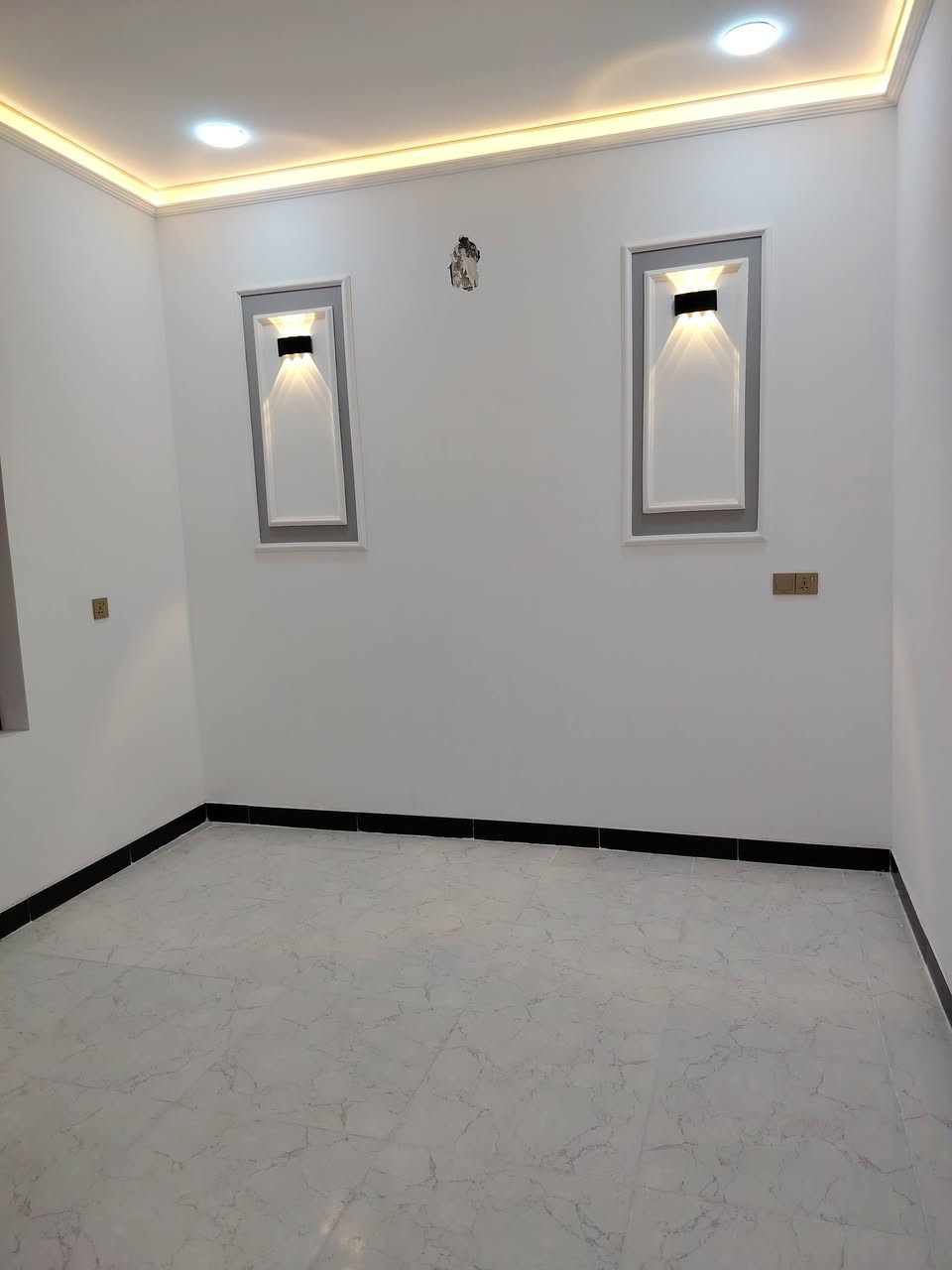 🏡 فرصة مميزة للاستثمار أو السكن
للبيع مشتملين تونات ، كل مشتمل بمساحة 50 متر، ومكوّن من:
🔹 طابقين
🔹 غرفتين نوم
🔹 استقبال
🔹 مطبخ
🔹 حمامين
🔹 بيتونة
🔹 شغل درجة أولى
🔹 بوب قاصة تركي
🔹 شبابيك ألمنيوم
💰 سعر المشتمل الواحد: 86 مليون دينار
💵 البيع نقداً فقط
📍 العنوان: بغداد – الدورة – البوعيثة – مجمع السلطان الأول – شارع الفلل
✅ خدمات متكاملة
💧 ماء
⚡ كهرباء
🛣️ تبليط
🏫 مدارس وخدمات قريبة
📞 للاستفسار: ***********
📱 متوفر واتساب
مناسبة جداً للسكن أو الاستثمار، وموقع مميز داخل المجمع.
