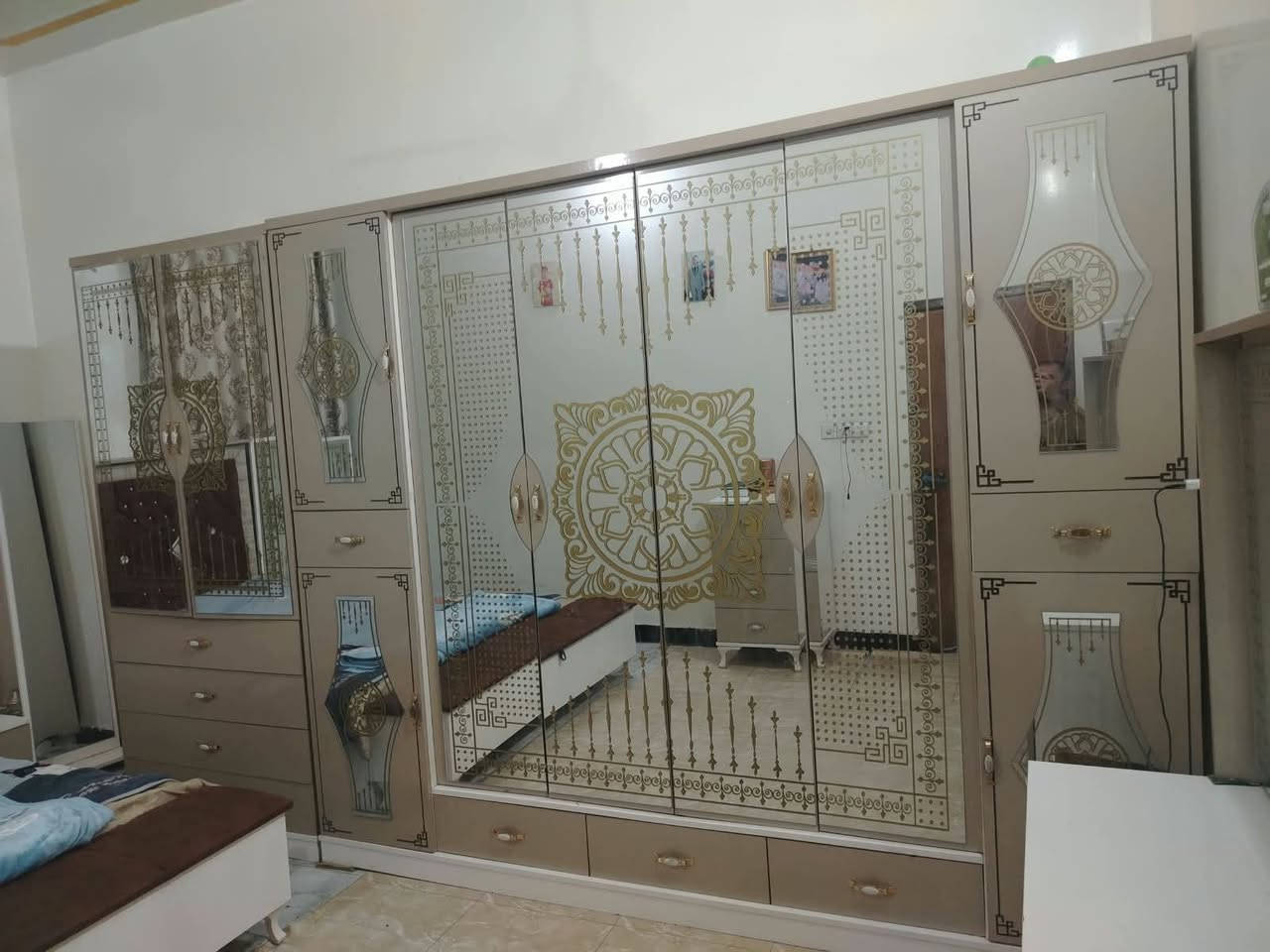 غرفة اخشاب تركيه ضخمه للبيع جديده استخدام قليل جدآ
السعر 900 وبيها مجال 
للتواصل واتساب او اتصال ***********
