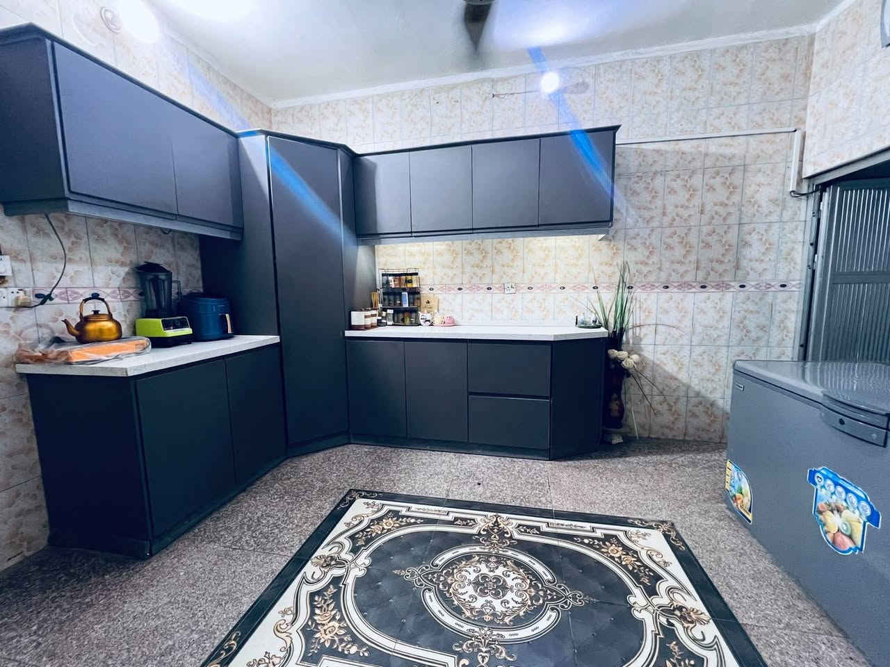 بيت للبيع طابو صرف 200 متر منطقه كامله الخدمات تبليط ومجاري يحتوي على
غرفه نوم 4*4
غرفه نوم 4*5
استقبال 5*7
صاله
مطبخ مع ملحق مخزن
مجموعه صحيات داخليه وخارجيه
الجته شارع تاج الياسمين 
للاستفسار على الرقم ***********

