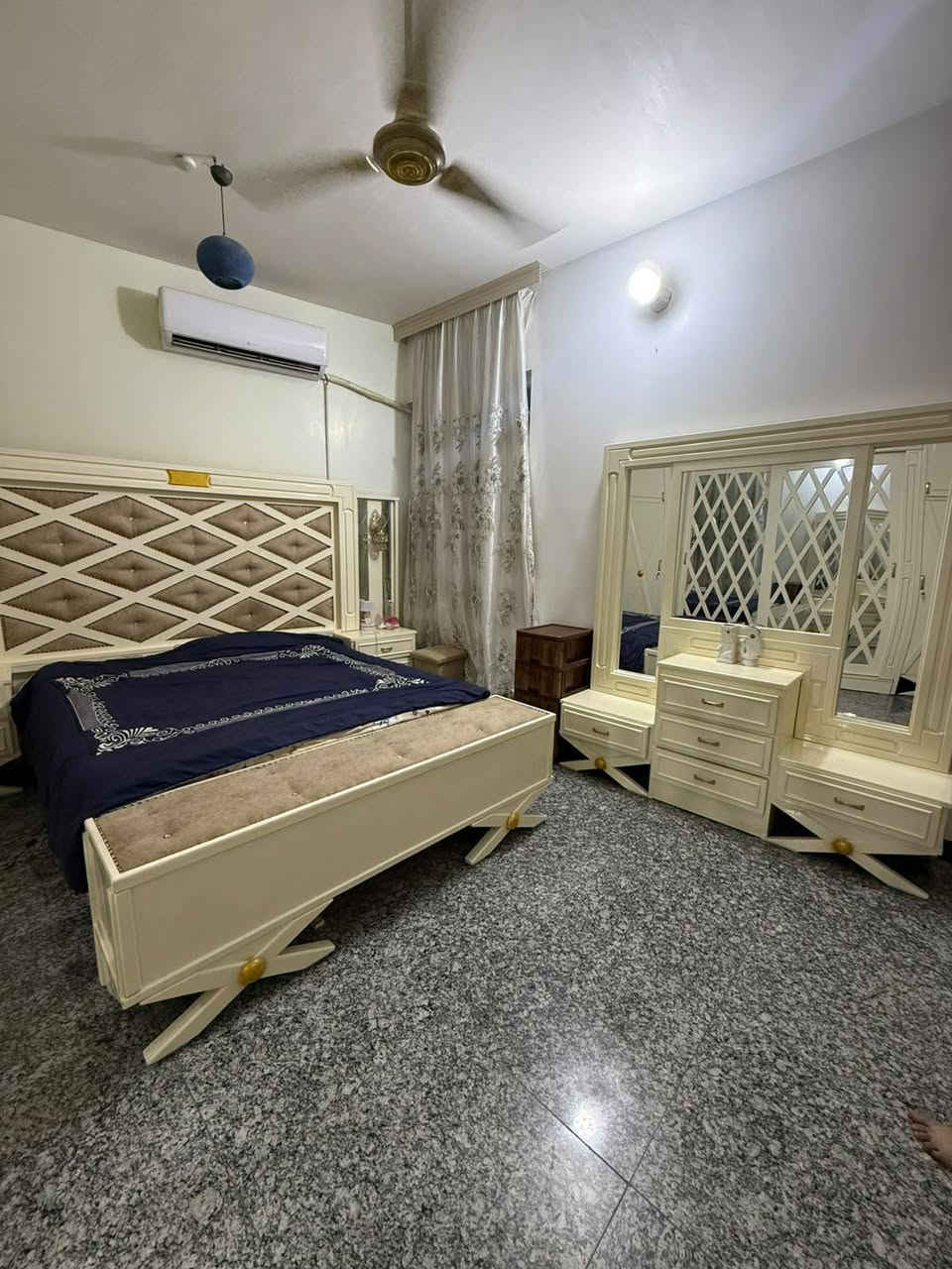 غرفه للبيع نجاره درجه. اولى استعمال قليل صبغ   حراري*********** المكان بابل فصال تركي بيبان سلايت
