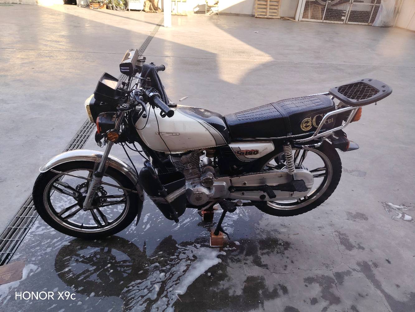 550 ( السعر خمسمية وخمسين)
دراجة للبيع بيها نقوصات المحرك يحتاج كلچات
التاير الأمامي يحتاجلة دسك والاشاير شغالة يحتاجها دكم تحكم يسر ويمنة
