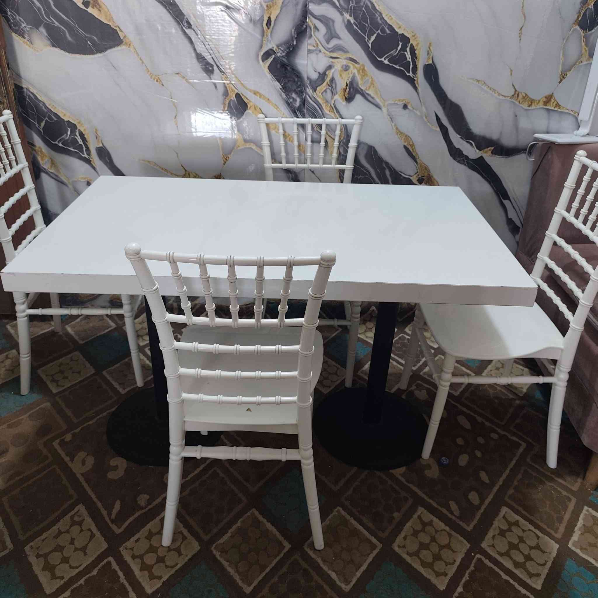 ميز و٤كراسي اخو الجديد #ـالسعر٩٥ المكان كربلاء الشراي يتصل ***********

