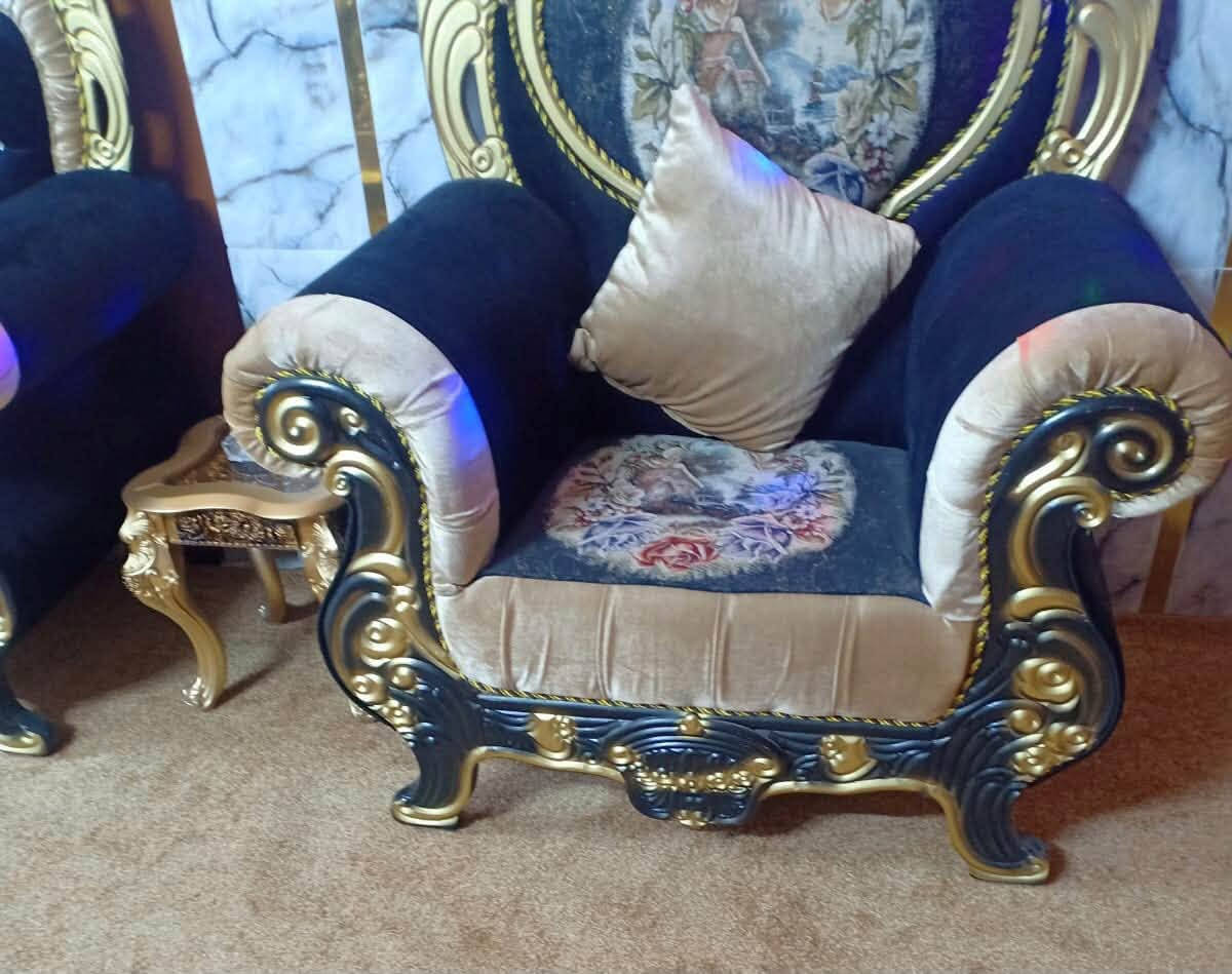 السلام عليكم قنفات للبيع 
جاهز ملكي لون اسود وبيجي ملكي 
عشر مقاعد نضيف جدا اي ضرر لايوجد به نشبه نضافه 98% 
السعر 600 الف وبي مجال مكاني بغداد اتصال اوتساب ***********
