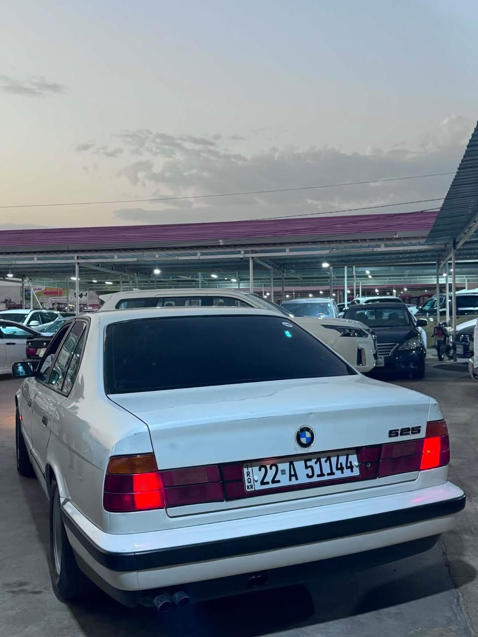 BMW 1991 
حجم 525 توماتيك بلادي 
تبريد شغال ❄️ 
رقم و سنوي و هزه جديد 
سياره بيه شبرين صبغ باقي شرط 
گير و محرك و حدادي جديد 
تايرات جديد 
سياره نضافه ٩٠/١٠٠
داخل و دوشمه جديد بلادي 
 سعر55 و مجال 
عنوان شيخان 
*********** شيخان, نينوى
