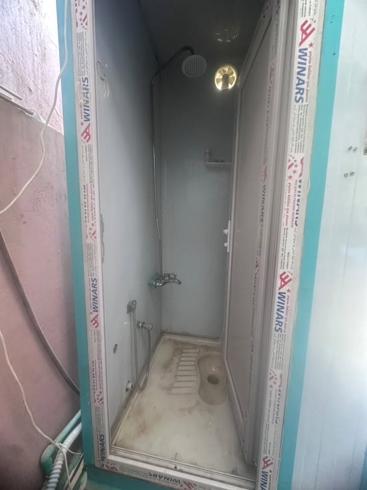 السلام عليكم ورحمة الله وبركاته حمام + تواليت سندويج مستخدم اقل من شهر نضيف جدا والصور تحكم تأسيس ماء و و كهرباء و مجاري كامل السعر 375 وبي مجال العنوان كربلاء البوبيات هاتف ***********
