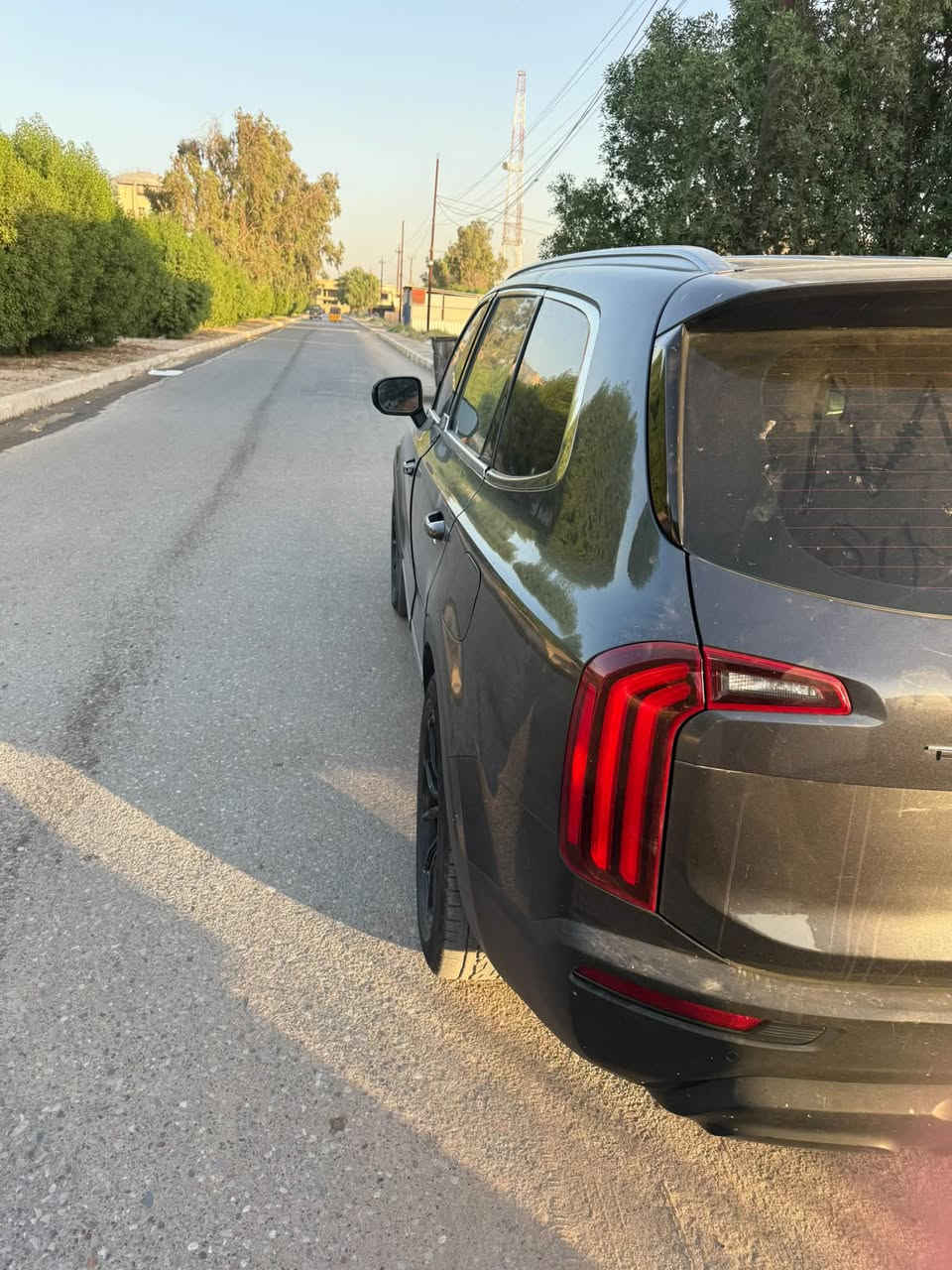 ‏​🚗 كيا تولورايد (Kia Telluride) موديل 2020 للبيع 🚗
‏​المواصفات والمميزات:
‏​النوع والموديل: كيا تولورايد 2020  
‏​اللوحة: بغداد  
‏​اللون الخارجي: رمادي غامق (Graphite Gray)  
‏​الداخلية: جلد [بيض] بحالة ممتازة  
‏​✨ أبرز التعديلات والإضافات المميزة:
‏​جنوط (رنكات) رياضية باللون الأسود  
‏​إضاءة أمامية مميزة (Demon Eyes) باللون الأحمر  
‏​شاشة عرض كبيرة مع نظام ملاحة وترفيه  
‏​مقاعد جلدية واسعة ومريحة (3 صفوف عائلية)  
‏​فتحة سقف  
‏​كاميرا وحساسات لسهولة الاصطفاف  
‏​📌 الحالة العامة:
‏السيارة بحالة ممتازة وجاهزة للاستخدام.
‏​💰 السعر المطلوب: [185] (قابل للتفاوض البسيط للجادين)
‏📍 الموقع: بغداد - أبو غريب
‏📞 للتواصل والاستفسار: ***********
‏
