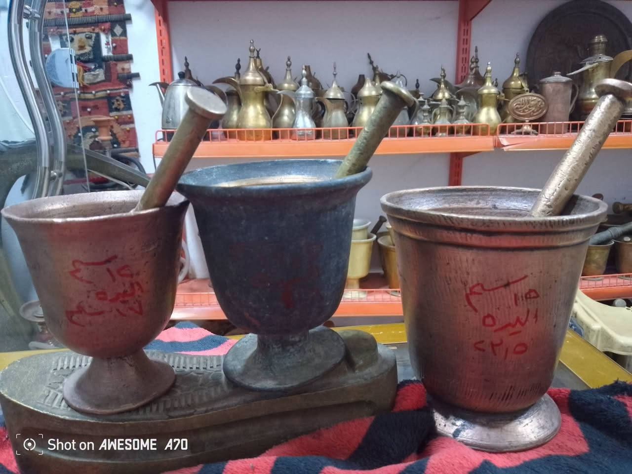 السلام عليكم جميعا اخوان هاونات عدد ٣ثلاث 
١٥سم واليده ٣٤سم 
١٢سم ونص واليده ١٦سم 
١٢سم واليده ١٦ سم 
السعر.     ١١٠ الف والهاونات نظيفات نظافه تامه 
        مبروك لليحجزهن

نص مكتوب في الصور:
- Shot on AWESOME A70