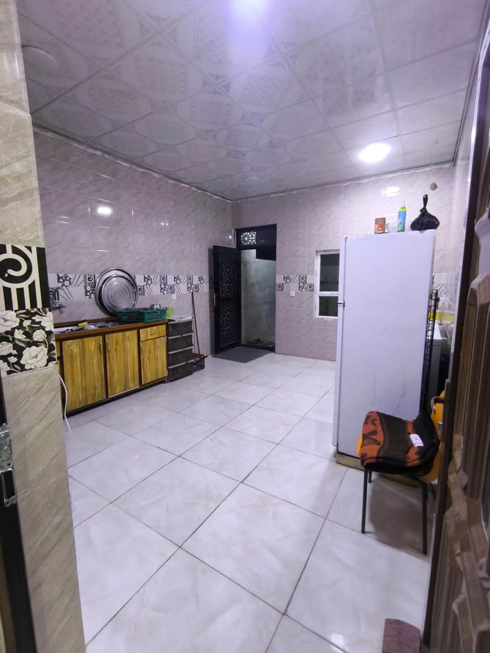 للبيع مشتملات عدد2 طابو صرف بناء حديث 
مساحة 353م مؤجرات 600 الف شهريآ 
كل مشتمل يحتوي على غرفتين نوم 5.3.5
وموزع 7.5
واستقبال 6.5*4 
وصحيات خارجيه وداخلية 
والبيتونة 5.5*7
📍العلم_الحي العسكري (قرب قسم تربية العلم ) 
للأستفسار ***********
