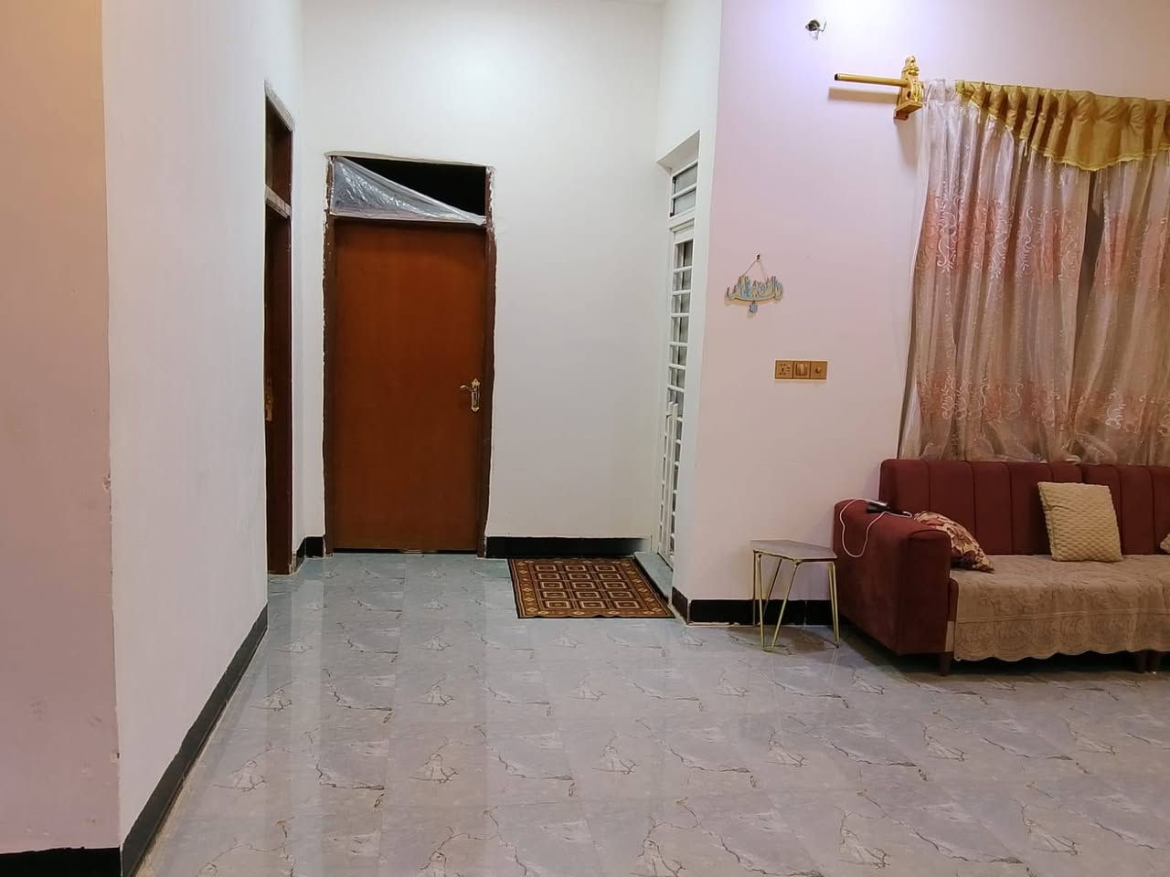 السلام عليكم بيت زراعي ببدعة الرحمه قريب على الشهداء مساحته 200متر بناء حديث كونكريت واجهه 10والنزال 20 متكون من غرفتين وصاله ومطبخ واستقبال وحمامات داخليه وخارجيه ومنورين للاستفسار الاتصال على الرقم ***********
