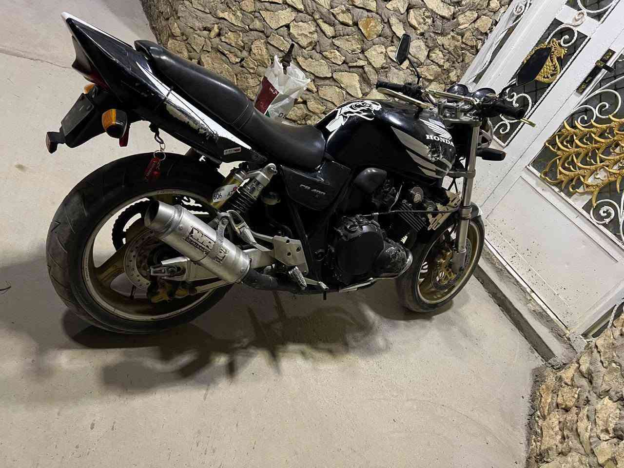 بسم لله مكلف
للبيع بطحه سيبي فور 2004 شرط محرك وكير كفاله شرط الفحص والكشر كدامك الي يريده يتصل على الرقم *********** باقي تفاصيله عل رقم
