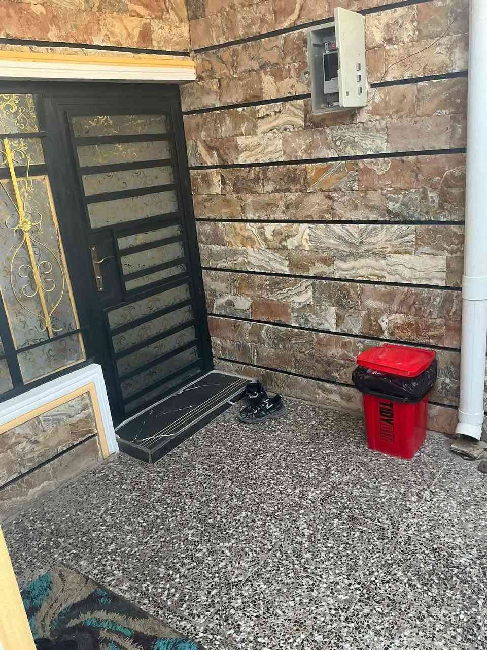 🏡 بيت للبيع – الحسينية طابو صرف / الراشدية (خدمات مسقط)
📍 الموقع: قرب أبو إيهاب – شارع الوكيل.

📐 المساحة: 70 متر مربع.

مواصفات البيت:

استقبال بمساحة 5 × 4 م.

غرفة نوم بمساحة 4 × 3 م.

مطبخ بمساحة جيدة.

منور يوفر تهوية وإضاءة طبيعية.

حمام داخلي وحمام خارجي.

البيت مسلح، والسطح شتايكر.

الخدمات:

كهرباء، ماء، ومجاري متوفرة وبحالة ممتازة.

جميع الأبواب الداخلية والخارجية جديدة.

واير سحب واصل إلى البيت.

خدمة الإنترنت متوفرة بشكل كامل.

✅ البيت جاهز للسكن، نظيف، وموقعه مميز وقريب من جميع الخدمات.
السعر 47 وبي مجال 

📲 للتواصل والاستفسار فقط عبر واتساب:فقط ***********
