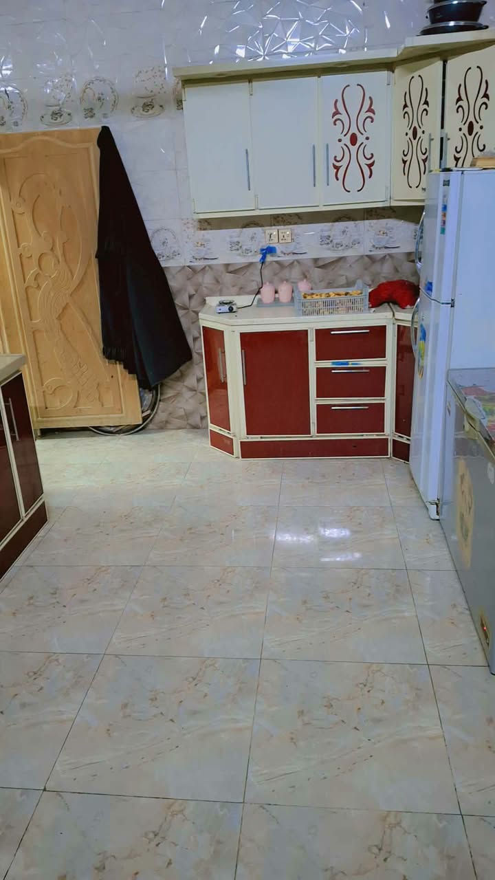 السلام عليكم بيت للبيع طابو زراعي المساحة250متر بناء حديث عالي عن الشارع يحتوي علئ غرفتين نوم وهول كبير وصاله ومطبخ وصحيات خارجية وداخلية العنوان محيزم 4 شلرع شريفه ع مقابل الملعب الخماسي وقريب من شارع 100 للاستفسار الاتصال علئ الرقم ***********
السعر125 وبيه مجال
